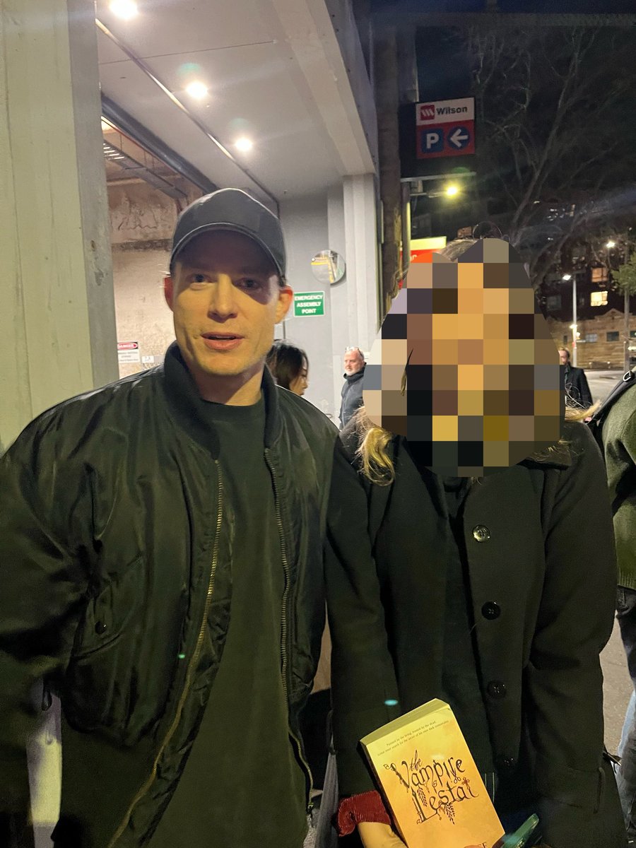 samreidbrasil's tweet photo. Sam Reid posa em foto com fã depois de mais uma apresentação da peça Doubt: A Parable no Roslyn Packer Theatre 🎭
©️ monkberrimoon
#samreid #samreidbrasil #doubtaparable #fatherflynn https://t.co/jXNMiIWMFb