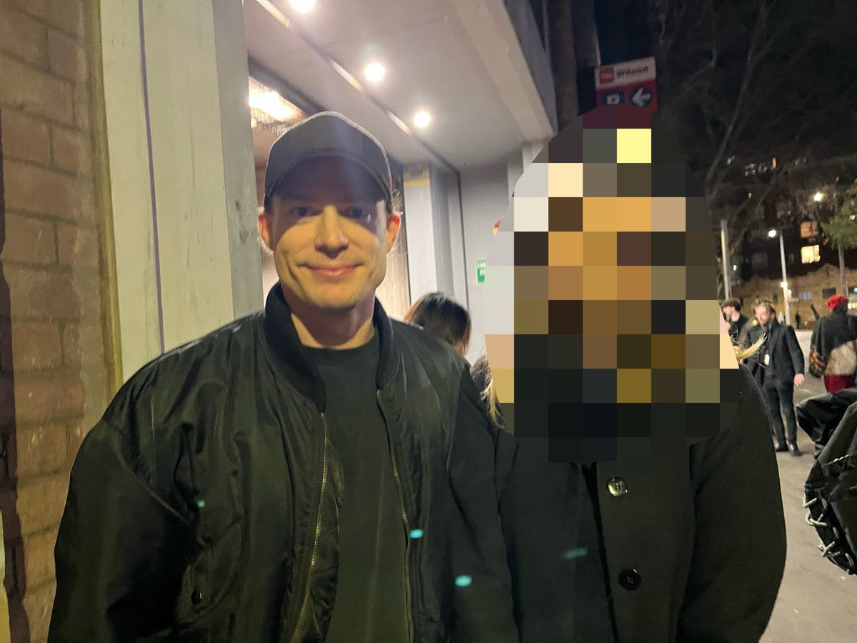 samreidbrasil's tweet photo. Sam Reid posa em foto com fã depois de mais uma apresentação da peça Doubt: A Parable no Roslyn Packer Theatre 🎭
©️ monkberrimoon
#samreid #samreidbrasil #doubtaparable #fatherflynn https://t.co/jXNMiIWMFb
