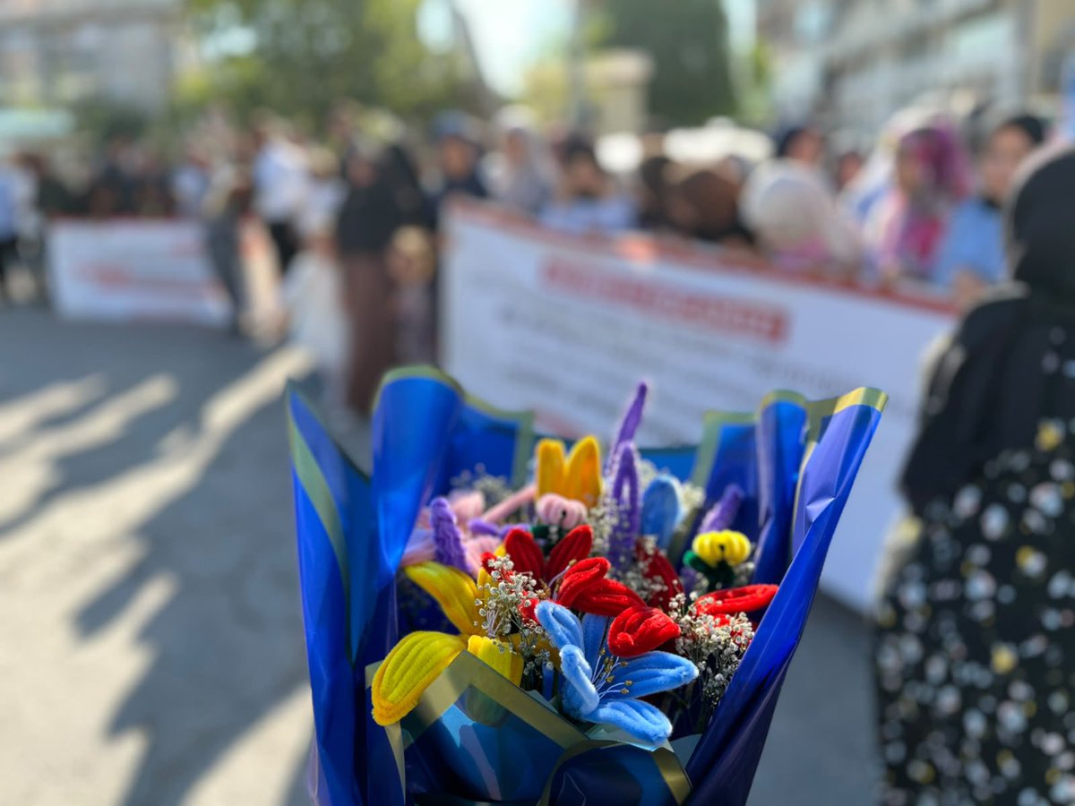 aysaydnn00's tweet photo. Elleriyle yaptıkları çiçeği de abartmak lazım biraz 🥹💗 https://t.co/Ju5nBKY95p