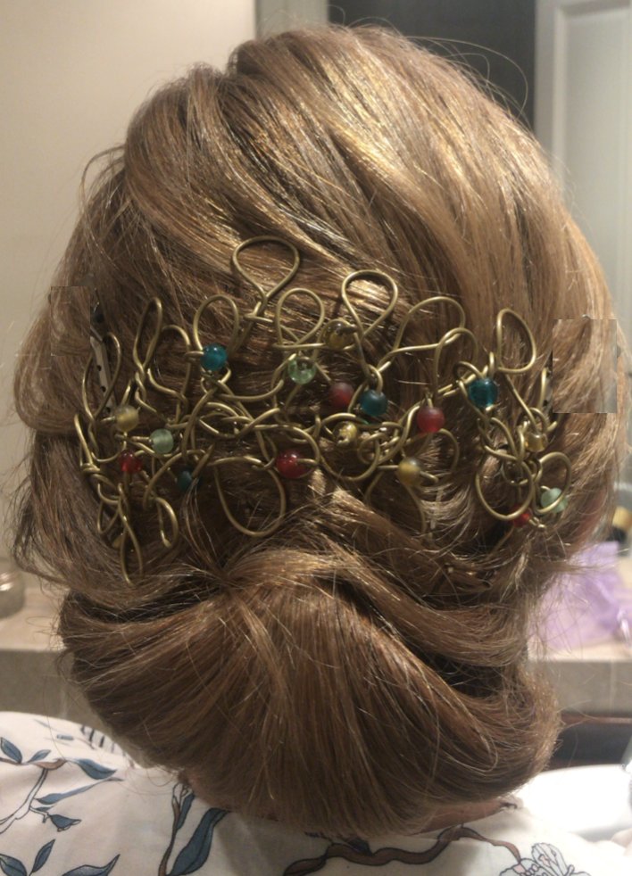 Monicaacentuado's tweet photo. Tocados para #Madrinas, parte 6 y última de momento. Si no te sientes cómoda con algo en la cabeza, por qué no optar por un adorno joya o similar.
No hay que quitarselo, quedan bien con el pelo suelto o recogido y además tienen muchos usos.
Este de Verili. https://t.co/jMbzH9Hzcd