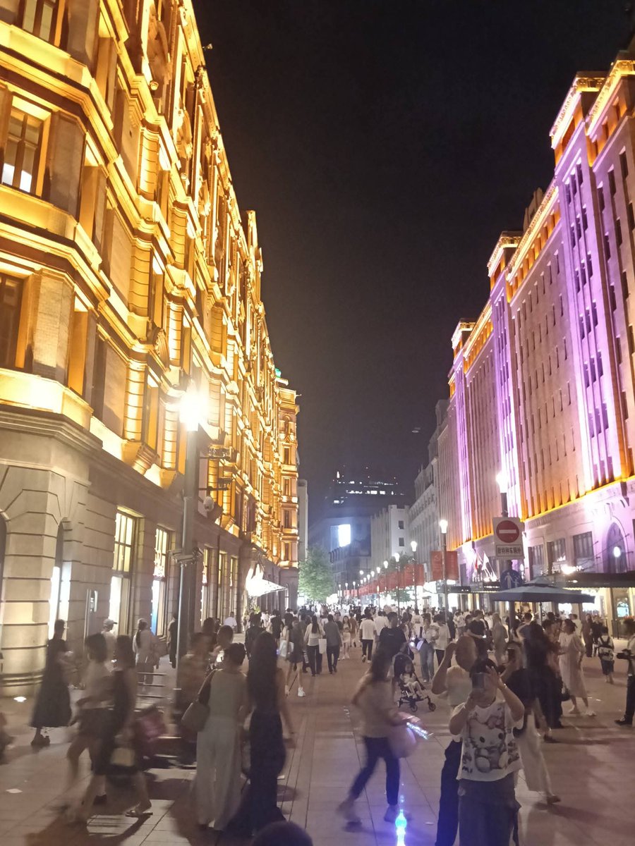 engozkann's tweet photo. Şangay. 24 saat canlı. Her geldigimde farklı... https://t.co/5czpnO2Cdi