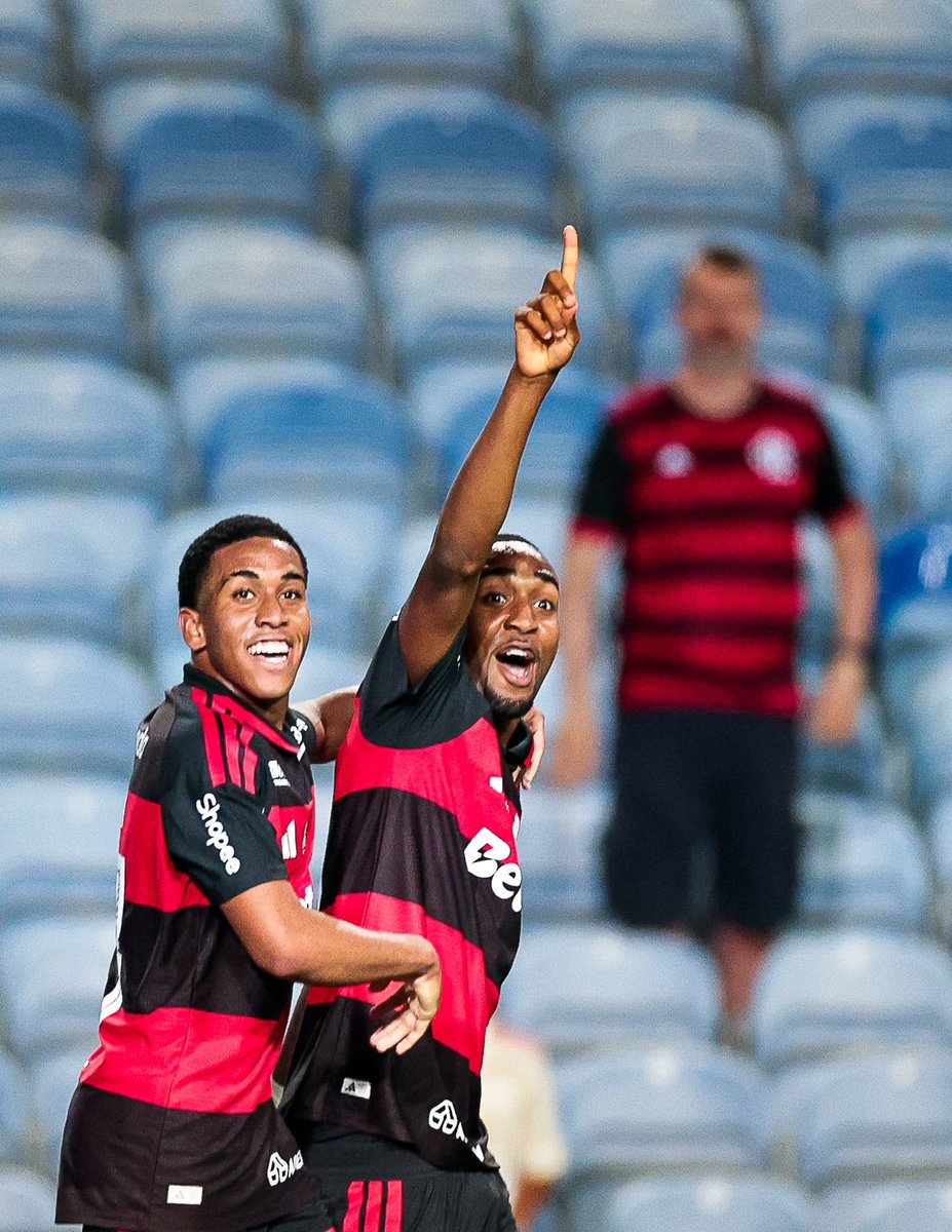 Flamengo's tweet photo. É gol do cria em Portugal! 🔴⚫️🇵🇹

#FLAxLS https://t.co/PUr9EOLPxs