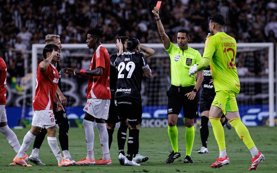 Noitedecopa's tweet photo. Meu amigo, e a situação do Ceará, hein? 😳

O Vovô conseguiu os 42 pontos na 33ª rodada da Série A de 2025 após vencer o Corinthians fora de casa e já estava praticamente garantido na Série A de 2026, vivendo uma temporada muito boa.

Mas desde então....

➡️ Somou apenas 1 ponto nos 5 últimos jogos do campeonato, entrando no Z4 na última rodada (pela PRIMEIRA VEZ na temporada) após sofrer a virada pro time alternativo do Palmeiras em casa (3x1) e acabou REBAIXADO.
➡️ Começou 2026 sendo vice-campeão cearense para o Fortaleza, enquanto buscava ser Tri Estadual.
➡️ Foi eliminado da Copa do Nordeste nas Quartas de Final pelo Vitória (que não tirava o Ceará em mata-matas desde 1997).
➡️ Caiu na 5ª fase da Copa do Brasil para o Atlético-MG após sofrer um gol aos 45 e ser eliminado nos pênaltis.
➡️ Atualmente está na zona de rebaixamento da Série B e vive uma forte crise interna.

Uma sequência de acontecimentos que parecem um pesadelo para o torcedor alvinegro 🤯