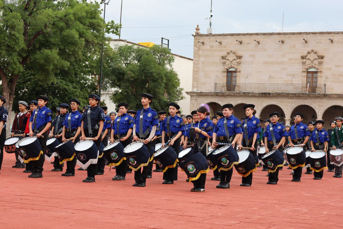 iceddgo's tweet photo. #Entérate En el marco del 463 aniversario de la fundación de Durango, el director del ICED, Mtro. Francisco Javier Pérez Meza, participó en el izamiento de la Bandera, la ofrenda floral y la Lectura del Bando. ¡Felicidades Durango, por un año más de historia, cultura y grandeza! https://t.co/jqlNFEnB3W