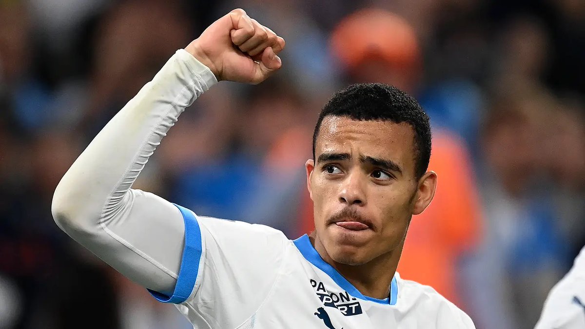 alpaynafi's tweet photo. Mason Greenwood için Marsilya kulübüne teklif sunan iki takım var: Fenerbahçe 🇹🇷 ve Atletico Madrid. 

• Atletico Madrid: 45 M€ + 5 M€ bonus teklifiyle Marsilya’nın beklentilerine yaklaştı. Ancak bu teklifin içinde menajer komisyonları ve oyuncunun transferden alacağı pay da var.

• Fenerbahçe: 40 M€ + bonus. Bu teklifin içinde menajer komisyonu bulunmuyor. Greenwood’un yakın çevresi de bu anlaşmada kendilerine düşecek paydan feragat etmeyi kabul etti. Zira oyuncuya önerilen 4 yıllık sözleşme, mali açıdan zaten oldukça yüksek şartlar içeriyor.

• Roma: Teklif yapmadı. 

Mason Greenwood’un avukatı Martin Budworth, maaş açısından en cazip teklifi sunan Fenerbahçe’yi istiyor.

Buna karşın Greenwood, bu hafta Marsilya tesislerinde takım arkadaşlarıyla yaptığı sohbetlerde Atletico Madrid’e transfer olma fikrine daha sıcak baktığını dile getirdi.

Marsilya şu ana kadar hiçbir teklifi kabul etmedi ve Fenerbahçe’nin toplam paketini 50 M€ seviyesine yaklaştırmasını talep etmeyi sürdürüyor. Öte yandan Atletico Madrid de süreci yakından takip ederek fırsat kollamaya devam ediyor. (via @lequipe)