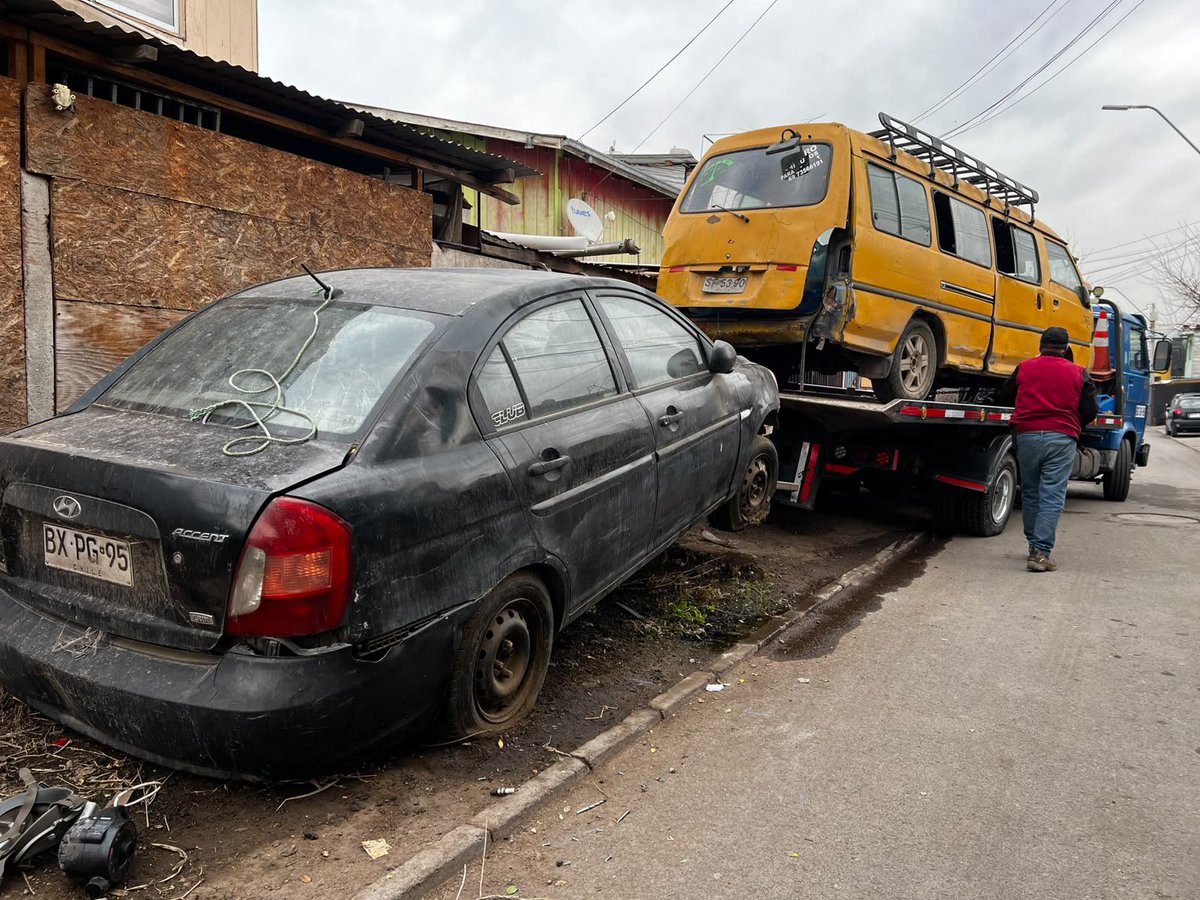 imvalenzuela's tweet photo. Los espacios públicos son para las familias, no para el abandono.

Seguimos retirando vehículos en desuso en distintos sectores de Colina, recuperando barrios y respondiendo a las solicitudes de nuestros vecinos.

Menos focos de inseguridad, más espacios limpios y seguros. Así se construye una mejor comuna: con gestión, presencia y resultados. #ColinaSomosTodos