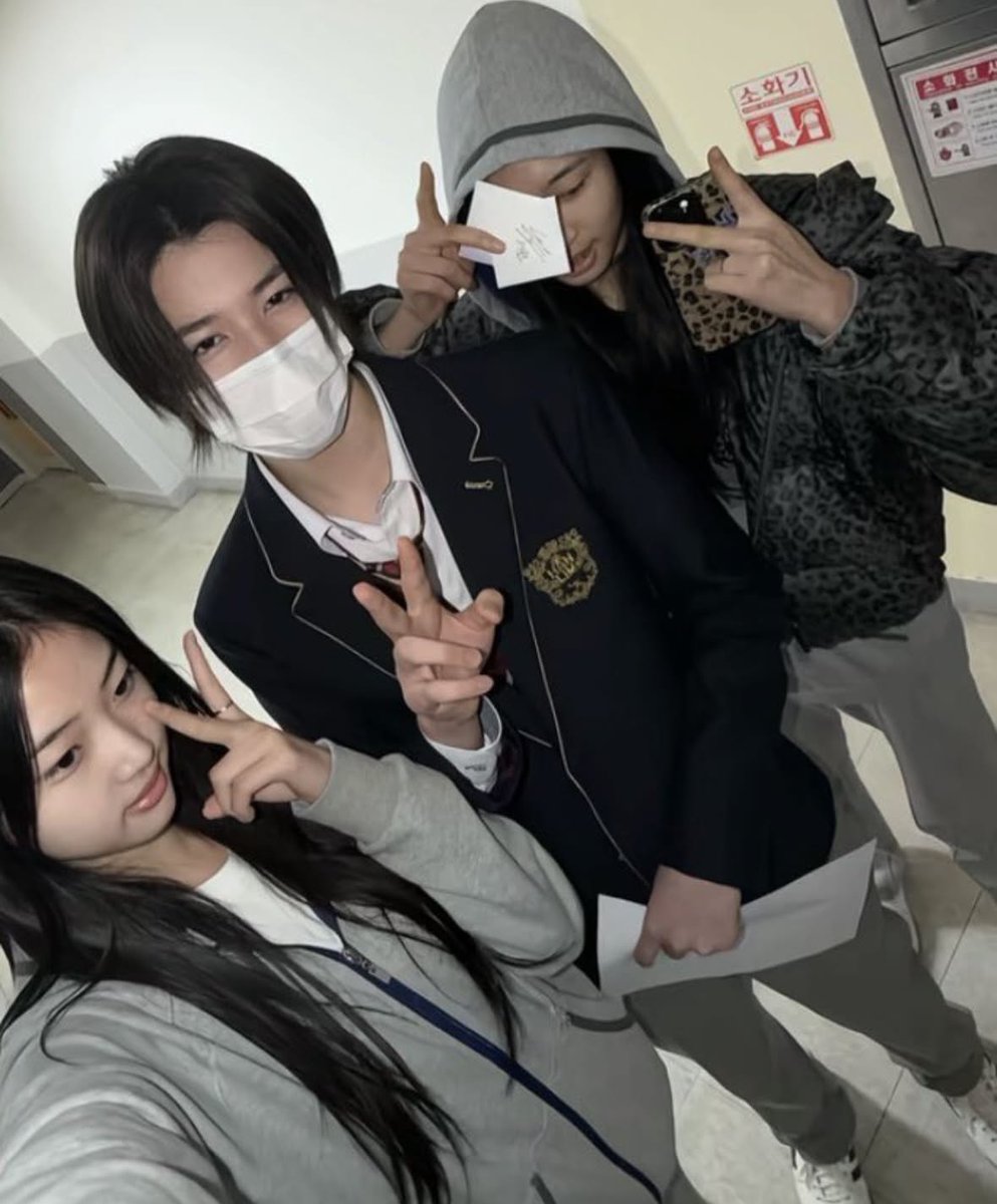rattaholic's tweet photo. louis's classmates are so cool i swear https://t.co/OXeAUx4zPA
