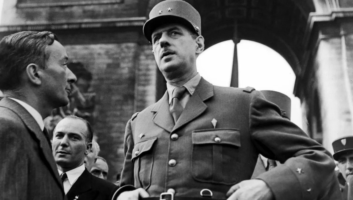 Gaullisme_Fr's tweet photo. 🇫🇷 8 juillet 1964, le Général de Gaulle à A. Peyrefitte : « La légalité était contre la France libre ! »
 
« Le Général me demande de me préparer à prononcer un discours sur Péguy à Orléans, pour le cinquantième anniversaire de sa mort.

AP : «Vous m'avez cité un jour une formule de Péguy: "L'ordre, et l'ordre seul, fait en définitive la liberté. ". Vous sembliez y attacher une certaine importance. Ne croyez-vous pas, mon général, que la formule est réversible : "La liberté, et la liberté seule, fait en définitive l'ordre" ? »

Le Général esquisse un sourire : « Il arrive que les meilleures formules se retournent... Ces deux notions se commandent. En juin 40, l'ordre était jeté bas, comme il le fut rarement dans notre histoire. Il n'y avait plus ni ordre, ni liberté. Il était clair qu'un ordre nouveau ne pourrait se rebâtir qu'à partir de la liberté. C'est-à-dire à partir des Français libres, et seulement dans une France libérée. L'ordre de Vichy était caduc, par le fait même que ce régime n'était pas libre. Ces gens ont commis l'erreur de croire qu'ils allaient pouvoir faire une Révolution nationale, tout en étant asservis. C'est alors que la nécessité m'a précipité hors des routes légales. »

La « nécessité », ou plutôt sa foi en la patrie et en lui-même...

AP : « C'est pour ça que vous avez inventé le concept de légitimité ?

GdG. — Tout au plus, je l'ai réinventé : il était très vivant au siècle dernier, et même dans les siècles précédents. J'ai invoqué la légitimité, parce que la légalité était contre la France libre. Tout ce qui représentait la légalité s'est éloigné alors de moi. À part de rares exceptions, les fonctionnaires de métropole et d'outre-mer, l'armée, l'aviation. La marine a préféré se faire couler à Mers-el-Kébir, ou se couler elle-même à Toulon, ou s'empailler à Alexandrie. Le pire : les Français de l'étranger. André Maurois, Jules Romains, Alexis Léger4 et tant d'autres ont choisi confortablement de s'installer aux États-Unis ; quitte à se donner bonne conscience en montant Roosevelt et le Congrès contre moi.

À Londres, dans une revue qui avait eu le culot de s'intituler La France libre, Raymond Aron et André Labarthe ne cachaient pas leur hostilité à mon égard. Raymond Aron me traitait de Badinguet. Il a contribué à répandre aux États-Unis l'idée que je n'étais qu'un général de pronunciamento, de type latino-américain. »

Ce n'est sûrement pas par américanisme qu'en février 1959, des normaliens d'extrême- gauche l'avaient, eux aussi, traité de la sorte... En 1940, « quarante millions de Français », respectueux de la légalité, se rangeaient ainsi derrière Pétain. Il avait fallu attendre le 11 novembre 1940 pour qu'apparût en métropole le premier signe tangible de sympathie à l'égard du gaullisme : des étudiants portant deux gaules s'étaient massés autour de l'Arc de Triomphe, avant que la police les poursuivît.

L'appel du 18 Juin était illégal. Au nom de la légalité, Weygand fit tenir au Général un télégramme le sommant de revenir, puis le traduisit devant un tribunal militaire. Au nom de la légalité, l'ambassade de France à Londres s'en alla tout entière dès qu'elle eut reçu l'ordre de rejoindre Vichy, après Mers-el-Kébir, sans qu'aucun de ses membres restât auprès de De Gaulle. Un diplomate déclara à son camarade Geoffroy de Courcel : « Vous devriez avoir honte de rester avec de Gaulle. » »