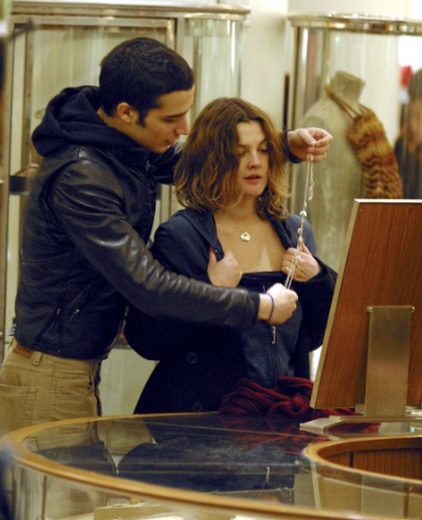 harpydream's tweet photo. drew barrymore and fabrizio moretti doing christmas shopping, 2002 https://t.co/RrgGEwxrVV