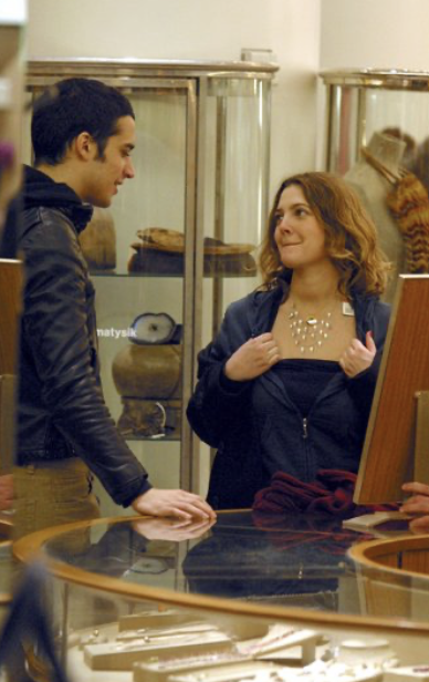 harpydream's tweet photo. drew barrymore and fabrizio moretti doing christmas shopping, 2002 https://t.co/RrgGEwxrVV