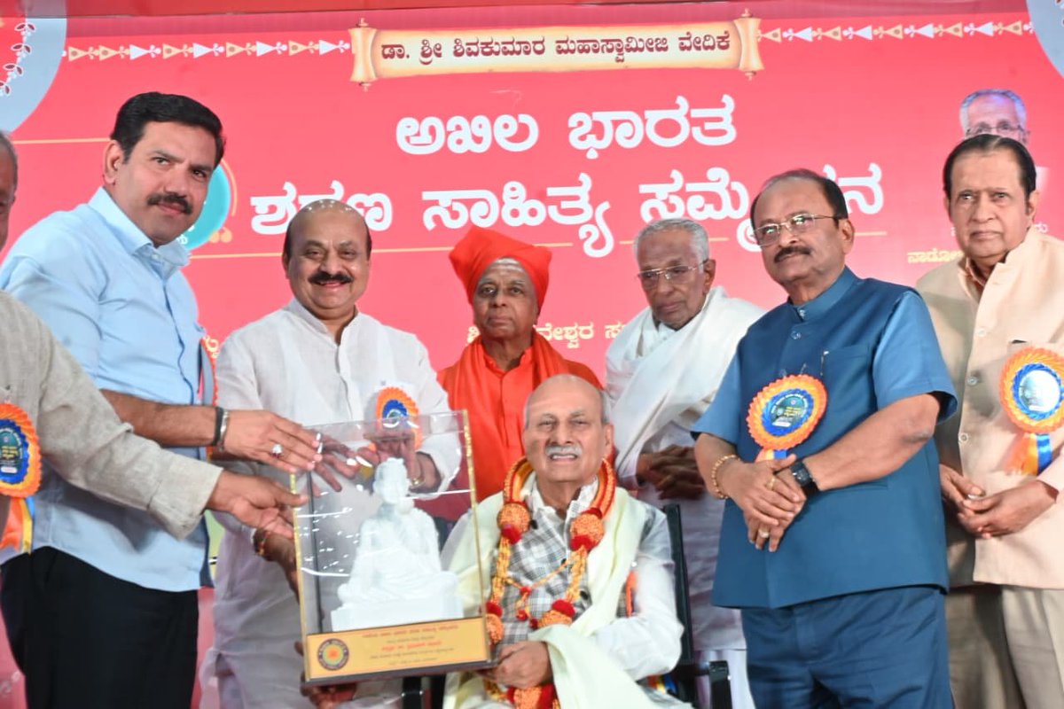 BSBommai's tweet photo. ಶರಣ ಸಾಹಿತ್ಯವು ಸಾರ್ವಕಾಲಿಕ ಸತ್ಯ, ಜೀವಂತ ಸಾಹಿತ್ಯ.

ಇಂದು ಬೆಂಗಳೂರಿನಲ್ಲಿ ನಡೆದ ಅಖಿಲ ಭಾರತ ಶರಣ ಸಾಹಿತ್ಯ ಪರಿಷತ್ತಿನ 14ನೇ ಸಮ್ಮೇಳನದ ಸಮಾರೋಪ ಸಮಾರಂಭದಲ್ಲಿ ಭಾಗವಹಿಸಿ ಸಾಧಕರನ್ನು ಸನ್ಮಾನಿಸಿದೆನು.

ಬಸವಾದಿ ಶರಣರ ವೈಚಾರಿಕ ಕ್ರಾಂತಿಯ ಫಲವೇ ವಚನ ಸಾಹಿತ್ಯ. ಇದು ಕೇವಲ ಸಾಹಿತ್ಯವಲ್ಲ, ಬದುಕಿನ ಸತ್ಯವನ್ನು ಸಾರುವ, ಸಮಾಜಕ್ಕೆ ದಾರಿದೀಪವಾಗಿರುವ ಜೀವಂತ ತತ್ವ. ಕಾಲದ ಪರೀಕ್ಷೆಯಲ್ಲೂ ತನ್ನ ಪ್ರಸ್ತುತತೆಯನ್ನು ಉಳಿಸಿಕೊಂಡಿರುವ ಶರಣ ಸಾಹಿತ್ಯವನ್ನು ಯಾರಿಂದಲೂ ನಾಶ ಮಾಡಲು ಸಾಧ್ಯವಿಲ್ಲ.

"ದಯೆಯಿಲ್ಲದ ಧರ್ಮವದು ಧರ್ಮವಲ್ಲ" ಎಂಬ ಬಸವಣ್ಣನವರ ಸಂದೇಶ ಇಂದಿನ ಸಮಾಜಕ್ಕೂ ಅತ್ಯಂತ ಪ್ರಸ್ತುತವಾಗಿದೆ. ಮಾನವೀಯ ಧರ್ಮವೇ ಶಾಶ್ವತ ಧರ್ಮ. ಶರಣರ ತತ್ವಗಳು ಸಮಾಜವನ್ನು ಒಗ್ಗೂಡಿಸುವ ಶಕ್ತಿಯಾಗಿದ್ದು, ಅವುಗಳನ್ನು ಮುಂದಿನ ಪೀಳಿಗೆಗೆ ತಲುಪಿಸುವ ಜವಾಬ್ದಾರಿ ನಮ್ಮೆಲ್ಲರ ಮೇಲಿದೆ.

ಬಸವಣ್ಣನವರು ಸ್ಥಾಪಿಸಿದ ಅನುಭವ ಮಂಟಪವೇ ಜಗತ್ತಿನ ಮೊದಲ ಸಂಸತ್ತು ಎಂಬ ಹೆಮ್ಮೆಯ ವಿಚಾರವನ್ನು ನಮ್ಮ ಗೌರವಾನ್ವಿತ ಪ್ರಧಾನಮಂತ್ರಿ ಶ್ರೀ ನರೇಂದ್ರ ಮೋದಿ @narendramodi ಅವರು ವಿಶ್ವದ ವಿವಿಧ ವೇದಿಕೆಗಳಲ್ಲಿ ಪ್ರಸ್ತಾಪಿಸಿ, ಬಸವಣ್ಣನವರ ತತ್ವ-ದರ್ಶನವನ್ನು ಜಾಗತಿಕ ಮಟ್ಟದಲ್ಲಿ ಪರಿಚಯಿಸುತ್ತಿರುವುದು ನಮ್ಮೆಲ್ಲರಿಗೂ ಹೆಮ್ಮೆಯ ಸಂಗತಿಯಾಗಿದೆ.

ಅದೇ ರೀತಿ, ಬಸವಕಲ್ಯಾಣದಲ್ಲಿ ಅನುಭವ ಮಂಟಪ ನಿರ್ಮಾಣಕ್ಕೆ ದೃಢ ಸಂಕಲ್ಪದೊಂದಿಗೆ ಚಾಲನೆ ನೀಡಿ, ಅಗತ್ಯ ಅನುದಾನ ಒದಗಿಸಿದ ಮಾಜಿ ಮುಖ್ಯಮಂತ್ರಿ ಶ್ರೀ ಬಿ.ಎಸ್. ಯಡಿಯೂರಪ್ಪ ಅವರ ಕೊಡುಗೆ ಐತಿಹಾಸಿಕವಾಗಿದೆ. ಶರಣ ಸಾಹಿತ್ಯದ ಸಂರಕ್ಷಣೆ ಮತ್ತು ಪ್ರಸಾರಕ್ಕೆ ಅವರು ನೀಡಿದ ಬೆಂಬಲ ಸದಾ ಸ್ಮರಣೀಯವಾಗಿದೆ.

ಶರಣರ ತತ್ವ, ವಚನ ಸಾಹಿತ್ಯ ಹಾಗೂ ಮಾನವೀಯ ಮೌಲ್ಯಗಳು ಸಮಾಜದ ಏಕತೆ, ಸಮಾನತೆ ಮತ್ತು ಸೌಹಾರ್ದತೆಯ ಶಾಶ್ವತ ಮಾರ್ಗದರ್ಶಿಗಳಾಗಿವೆ.

#Basavanna #SharanaSahitya #VachanaSahitya #AnubhavaMantapa #Karnataka