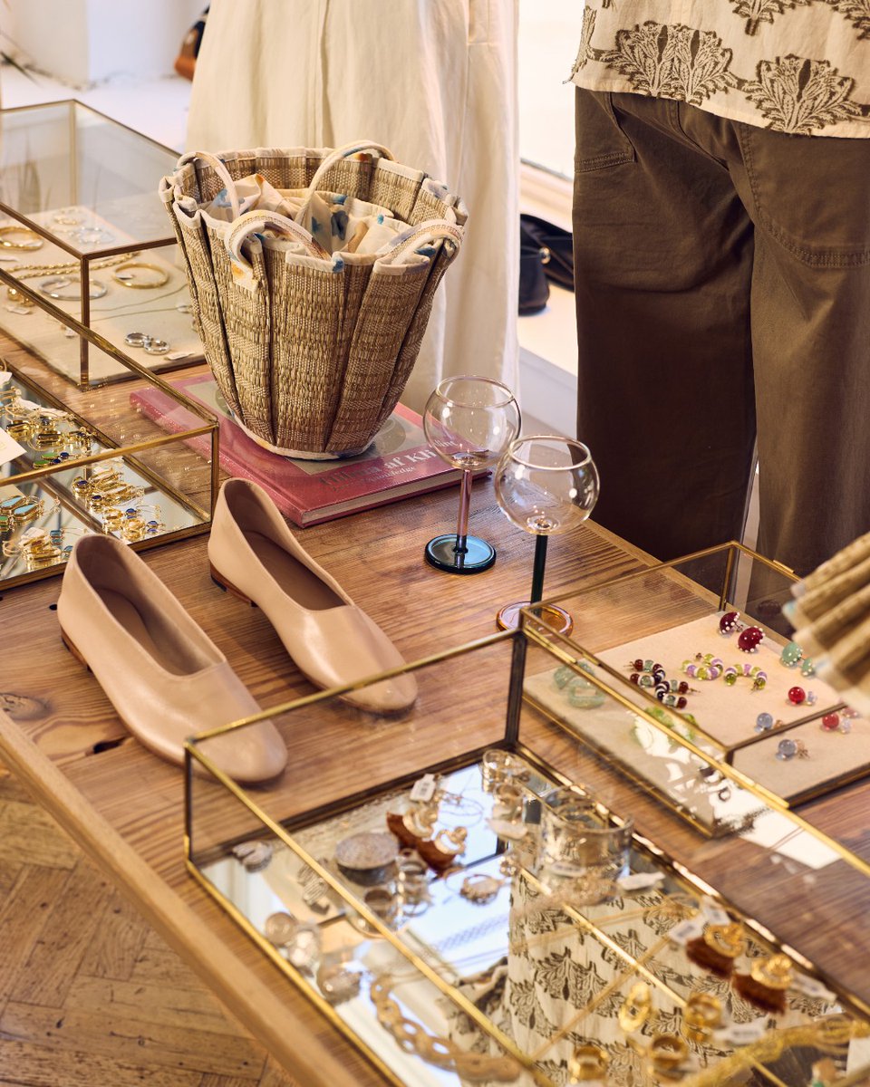 TheSeaportNYC's tweet photo. Brooklyn's best has landed in the neighborhood. Shop the first-ever Manhattan pop-up from Christine Alcalay, Kiwi, and Fig all under one roof. Discover the latest collections, plus rotating activations.

More info: https://t.co/smvcOxK4OG
#TheSeaport https://t.co/rdAx9c8uFv