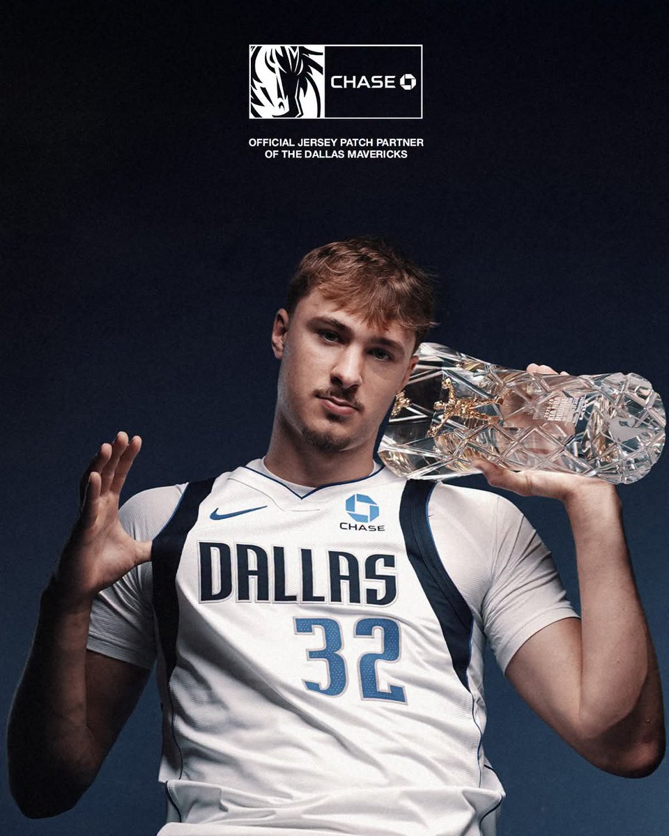 DallasPL2026's tweet photo. @dallasmavs od nowego sezonu będą mieli nowy patch. Chase (należący do JPMorgan) to nowy partner bankowy organizacji. Chase będzie także obecny w @AACenter. W sesji zdjęciowej nowych strojów udział wzięli Cooper Flagg, PJ Washington i Derek Lively.

#MFFL https://t.co/UvPJvXNCUj