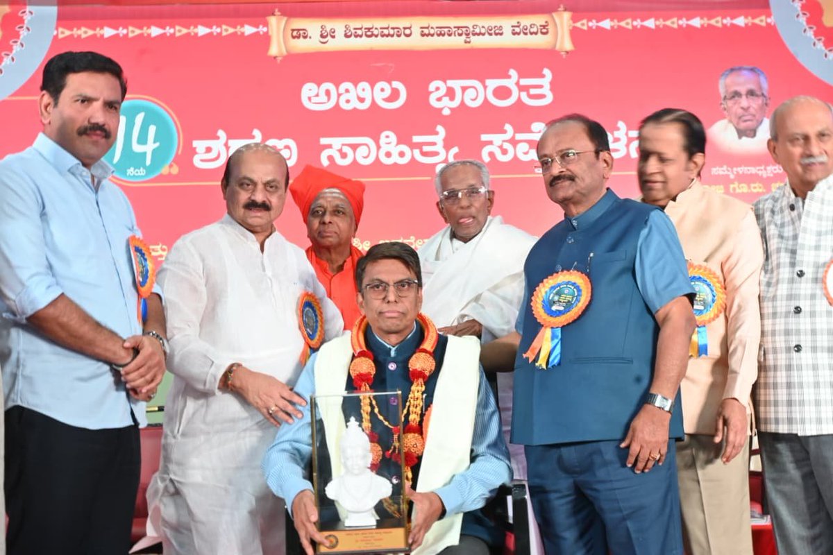 BSBommai's tweet photo. ಶರಣ ಸಾಹಿತ್ಯವು ಸಾರ್ವಕಾಲಿಕ ಸತ್ಯ, ಜೀವಂತ ಸಾಹಿತ್ಯ.

ಇಂದು ಬೆಂಗಳೂರಿನಲ್ಲಿ ನಡೆದ ಅಖಿಲ ಭಾರತ ಶರಣ ಸಾಹಿತ್ಯ ಪರಿಷತ್ತಿನ 14ನೇ ಸಮ್ಮೇಳನದ ಸಮಾರೋಪ ಸಮಾರಂಭದಲ್ಲಿ ಭಾಗವಹಿಸಿ ಸಾಧಕರನ್ನು ಸನ್ಮಾನಿಸಿದೆನು.

ಬಸವಾದಿ ಶರಣರ ವೈಚಾರಿಕ ಕ್ರಾಂತಿಯ ಫಲವೇ ವಚನ ಸಾಹಿತ್ಯ. ಇದು ಕೇವಲ ಸಾಹಿತ್ಯವಲ್ಲ, ಬದುಕಿನ ಸತ್ಯವನ್ನು ಸಾರುವ, ಸಮಾಜಕ್ಕೆ ದಾರಿದೀಪವಾಗಿರುವ ಜೀವಂತ ತತ್ವ. ಕಾಲದ ಪರೀಕ್ಷೆಯಲ್ಲೂ ತನ್ನ ಪ್ರಸ್ತುತತೆಯನ್ನು ಉಳಿಸಿಕೊಂಡಿರುವ ಶರಣ ಸಾಹಿತ್ಯವನ್ನು ಯಾರಿಂದಲೂ ನಾಶ ಮಾಡಲು ಸಾಧ್ಯವಿಲ್ಲ.

"ದಯೆಯಿಲ್ಲದ ಧರ್ಮವದು ಧರ್ಮವಲ್ಲ" ಎಂಬ ಬಸವಣ್ಣನವರ ಸಂದೇಶ ಇಂದಿನ ಸಮಾಜಕ್ಕೂ ಅತ್ಯಂತ ಪ್ರಸ್ತುತವಾಗಿದೆ. ಮಾನವೀಯ ಧರ್ಮವೇ ಶಾಶ್ವತ ಧರ್ಮ. ಶರಣರ ತತ್ವಗಳು ಸಮಾಜವನ್ನು ಒಗ್ಗೂಡಿಸುವ ಶಕ್ತಿಯಾಗಿದ್ದು, ಅವುಗಳನ್ನು ಮುಂದಿನ ಪೀಳಿಗೆಗೆ ತಲುಪಿಸುವ ಜವಾಬ್ದಾರಿ ನಮ್ಮೆಲ್ಲರ ಮೇಲಿದೆ.

ಬಸವಣ್ಣನವರು ಸ್ಥಾಪಿಸಿದ ಅನುಭವ ಮಂಟಪವೇ ಜಗತ್ತಿನ ಮೊದಲ ಸಂಸತ್ತು ಎಂಬ ಹೆಮ್ಮೆಯ ವಿಚಾರವನ್ನು ನಮ್ಮ ಗೌರವಾನ್ವಿತ ಪ್ರಧಾನಮಂತ್ರಿ ಶ್ರೀ ನರೇಂದ್ರ ಮೋದಿ @narendramodi ಅವರು ವಿಶ್ವದ ವಿವಿಧ ವೇದಿಕೆಗಳಲ್ಲಿ ಪ್ರಸ್ತಾಪಿಸಿ, ಬಸವಣ್ಣನವರ ತತ್ವ-ದರ್ಶನವನ್ನು ಜಾಗತಿಕ ಮಟ್ಟದಲ್ಲಿ ಪರಿಚಯಿಸುತ್ತಿರುವುದು ನಮ್ಮೆಲ್ಲರಿಗೂ ಹೆಮ್ಮೆಯ ಸಂಗತಿಯಾಗಿದೆ.

ಅದೇ ರೀತಿ, ಬಸವಕಲ್ಯಾಣದಲ್ಲಿ ಅನುಭವ ಮಂಟಪ ನಿರ್ಮಾಣಕ್ಕೆ ದೃಢ ಸಂಕಲ್ಪದೊಂದಿಗೆ ಚಾಲನೆ ನೀಡಿ, ಅಗತ್ಯ ಅನುದಾನ ಒದಗಿಸಿದ ಮಾಜಿ ಮುಖ್ಯಮಂತ್ರಿ ಶ್ರೀ ಬಿ.ಎಸ್. ಯಡಿಯೂರಪ್ಪ ಅವರ ಕೊಡುಗೆ ಐತಿಹಾಸಿಕವಾಗಿದೆ. ಶರಣ ಸಾಹಿತ್ಯದ ಸಂರಕ್ಷಣೆ ಮತ್ತು ಪ್ರಸಾರಕ್ಕೆ ಅವರು ನೀಡಿದ ಬೆಂಬಲ ಸದಾ ಸ್ಮರಣೀಯವಾಗಿದೆ.

ಶರಣರ ತತ್ವ, ವಚನ ಸಾಹಿತ್ಯ ಹಾಗೂ ಮಾನವೀಯ ಮೌಲ್ಯಗಳು ಸಮಾಜದ ಏಕತೆ, ಸಮಾನತೆ ಮತ್ತು ಸೌಹಾರ್ದತೆಯ ಶಾಶ್ವತ ಮಾರ್ಗದರ್ಶಿಗಳಾಗಿವೆ.

#Basavanna #SharanaSahitya #VachanaSahitya #AnubhavaMantapa #Karnataka