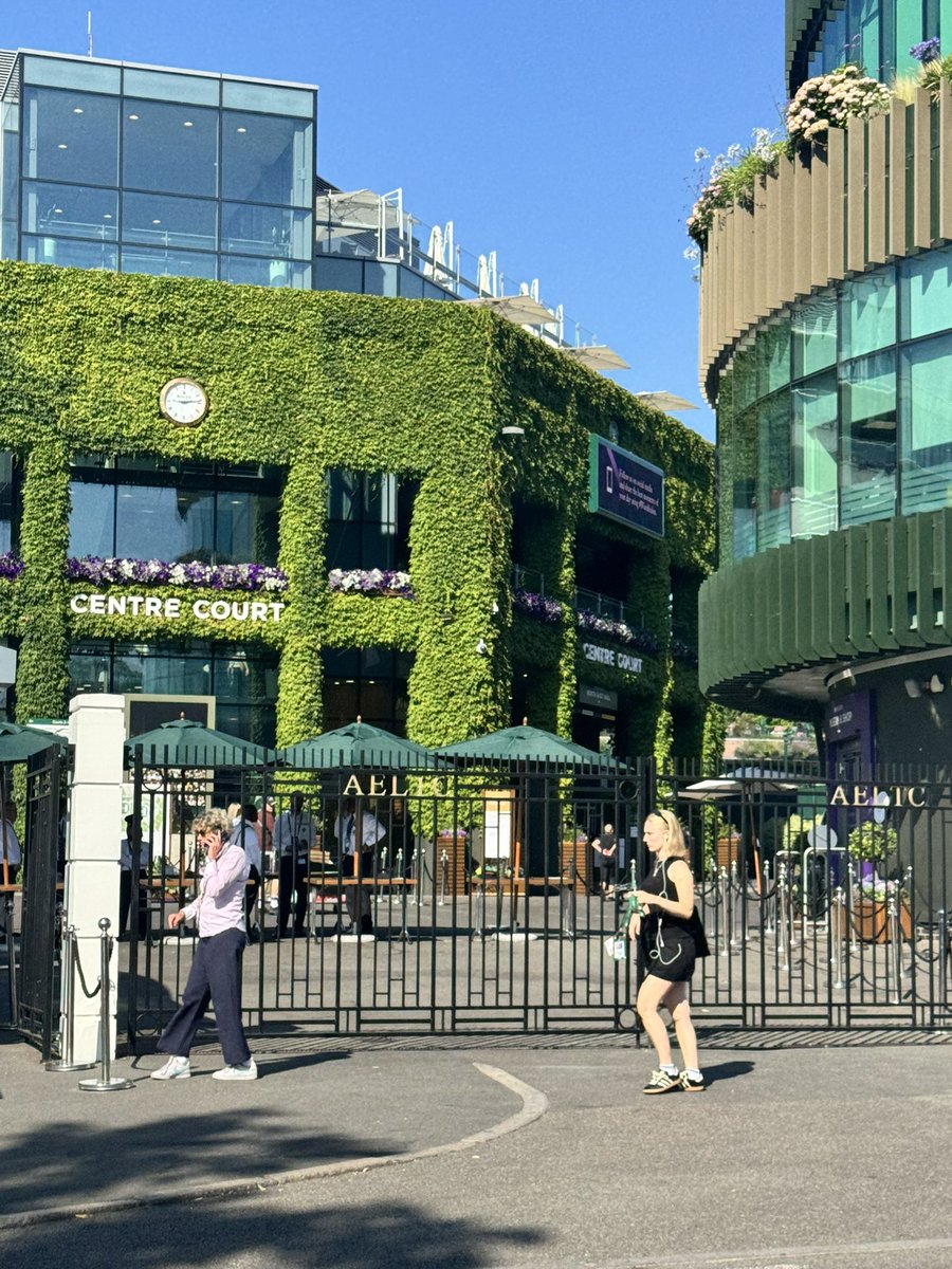 shaunhinds's tweet photo. First time @Wimbledon for me. What a set up. From arriving into Southfields the show starts. Incredible experience, although could have been a bit warmer https://t.co/qHjN17ghan