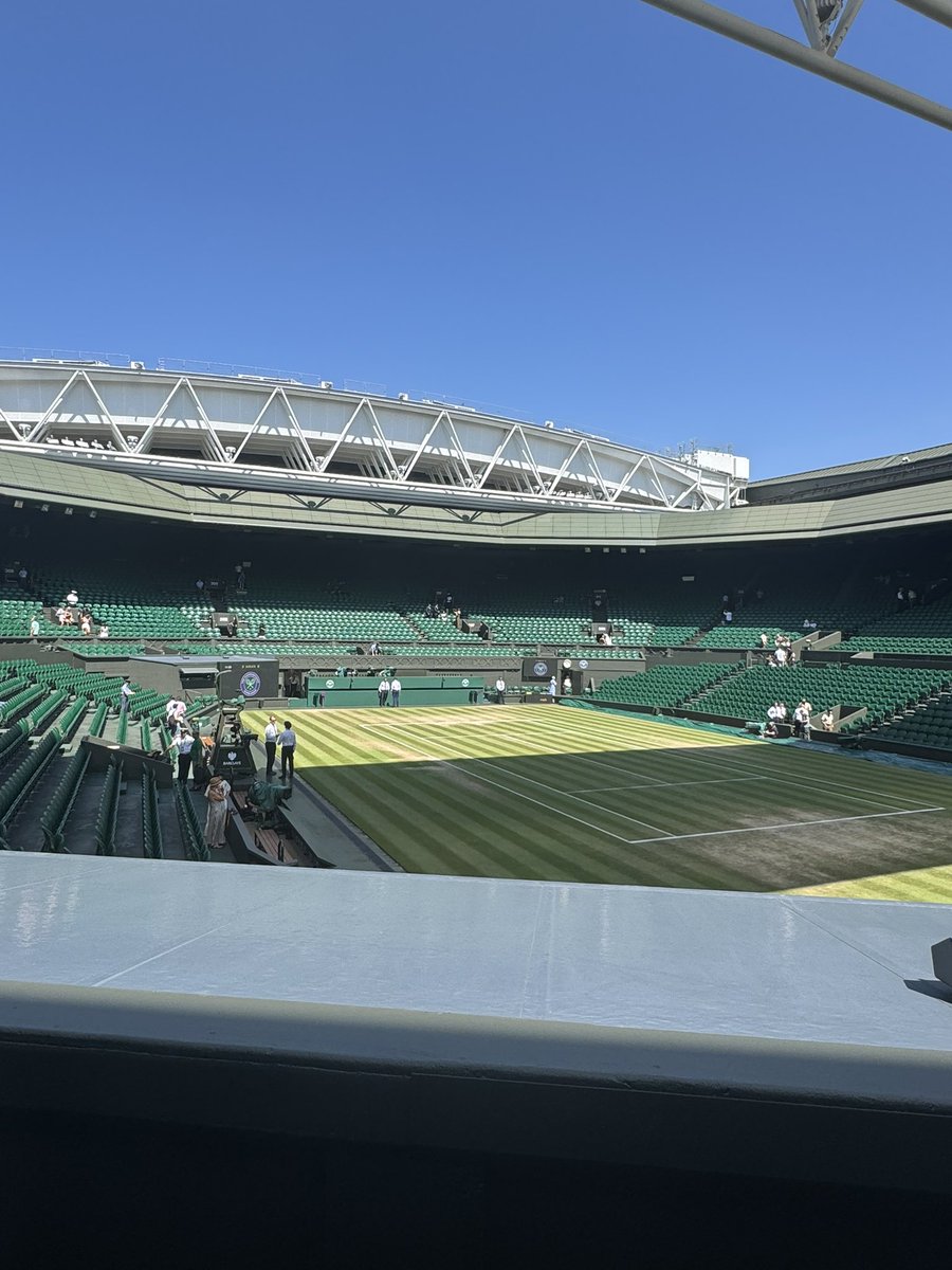 shaunhinds's tweet photo. First time @Wimbledon for me. What a set up. From arriving into Southfields the show starts. Incredible experience, although could have been a bit warmer https://t.co/qHjN17ghan