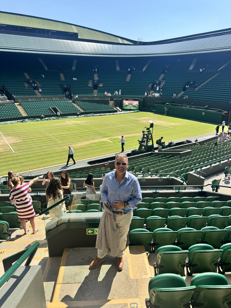 shaunhinds's tweet photo. First time @Wimbledon for me. What a set up. From arriving into Southfields the show starts. Incredible experience, although could have been a bit warmer https://t.co/qHjN17ghan