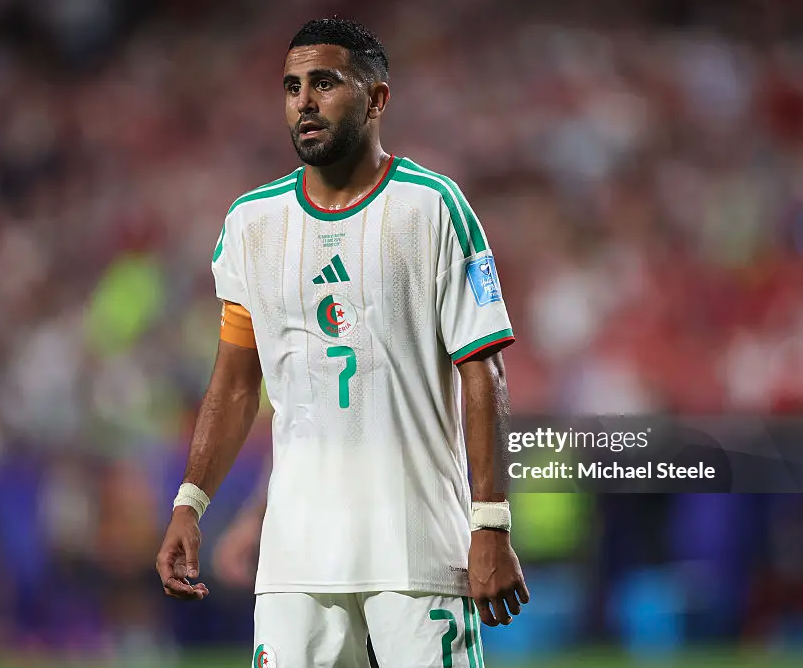 lucarne_dz's tweet photo. Aissa MANDI aurait tout fait pour s'opposer au passage à une défense à 3.
Craignant un 3-5-2 sans ailier, Riyad MAHREZ n'était "pas hyper chaud" non plus.

@Romain_Molina https://t.co/jxS9cXgaJA