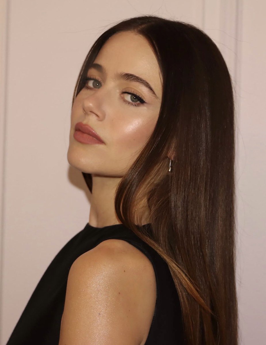 series_golden's tweet photo. Molly Gordon for the Balenciaga show in Paris. 📷 https://t.co/Ji7VXTJz6u