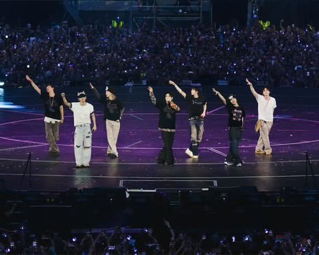 tetexgirl's tweet photo. Los medios británicos han colmado de elogios a #BTS tras su paso por Londres. Obtuvieron una calificación perfecta de 5 sobre 5 por parte de The Guardian, Rolling Stone y The Mirror. A su vez The Telegraph calificó el espectáculo como un “evento grandioso”, mientras que https://t.co/7qKCPCk1yQ