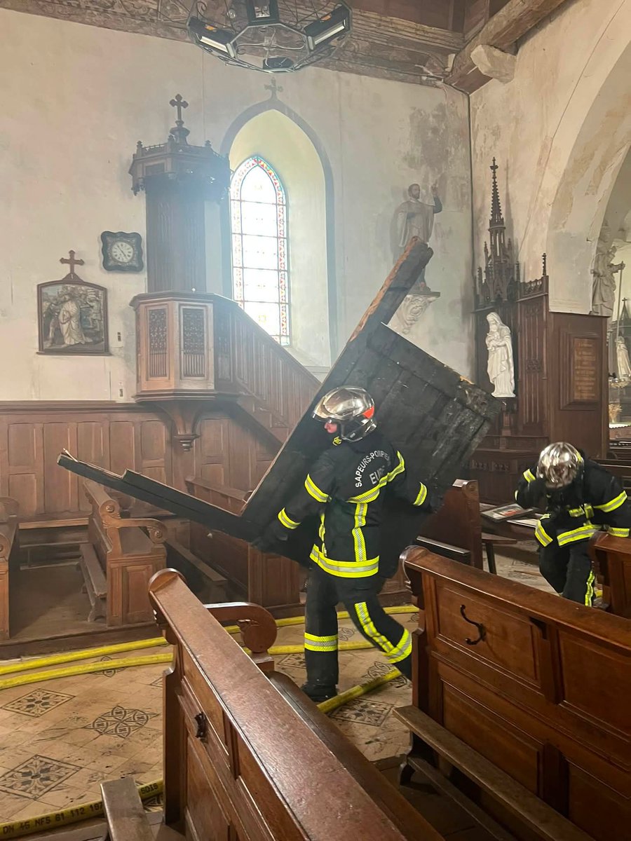lechochretien's tweet photo. 🔴⛪ 𝗔𝗟𝗘𝗥𝗧𝗘 𝗜𝗡𝗙𝗢 — Un incendie s’est déclaré dans la chapelle du Christ, datant du XVIᵉ siècle, à l’intérieur de l’église de Perriers-sur-Andelle, dans l’Eure.

Deux animateurs de l’EHPAD voisin ont été les premiers à intervenir avec des extincteurs, mais les flammes ont repris. Trois adolescents de la commune ont alors pris le relais.

Lenny, 15 ans, et Mathias, 16 ans, sont allés chercher les extincteurs du presbytère afin de poursuivre la lutte contre l’incendie en attendant l’arrivée des sapeurs-pompiers.

Nathan, quant à lui, est intervenu pour s’assurer qu’aucun autre foyer ne s’était déclaré dans l’édifice.

(Source : Paris-Normandie)