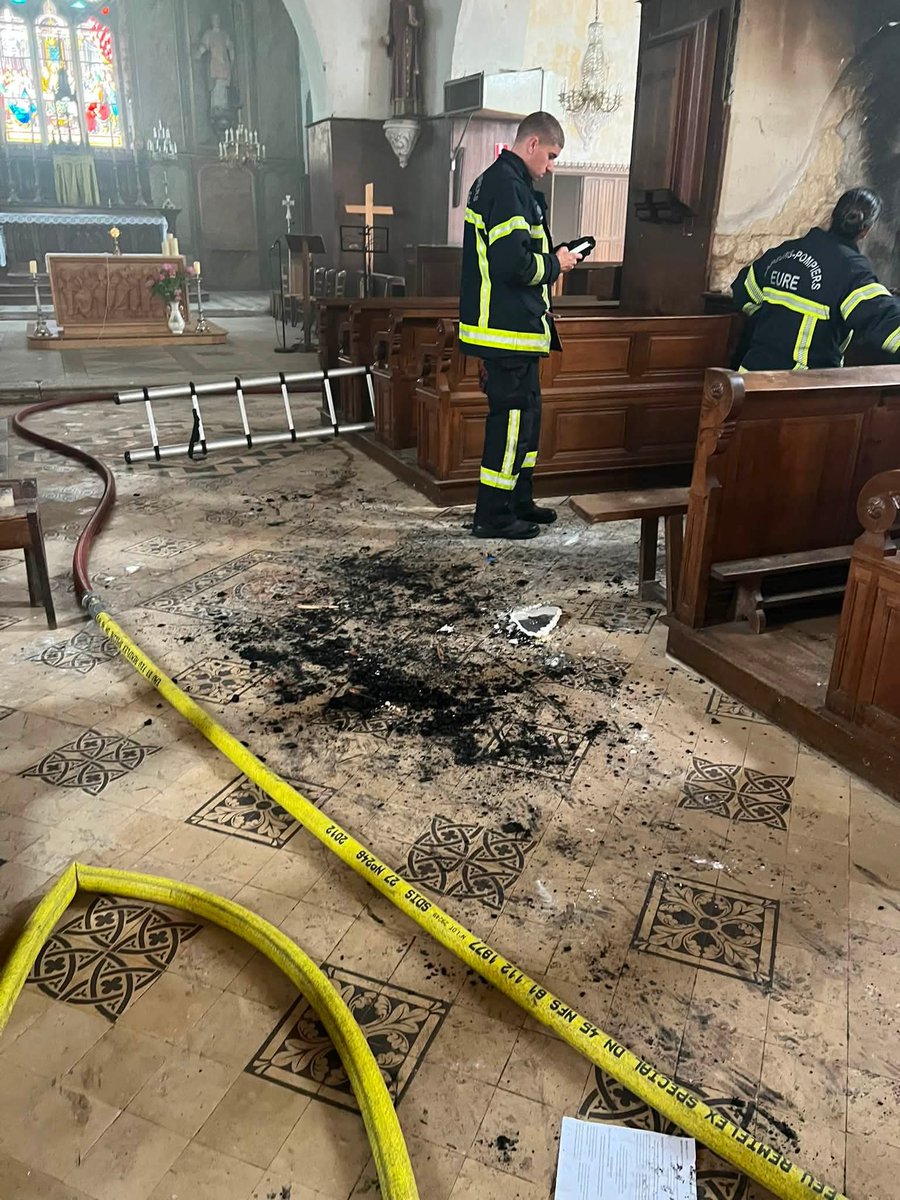 lechochretien's tweet photo. 🔴⛪ 𝗔𝗟𝗘𝗥𝗧𝗘 𝗜𝗡𝗙𝗢 — Un incendie s’est déclaré dans la chapelle du Christ, datant du XVIᵉ siècle, à l’intérieur de l’église de Perriers-sur-Andelle, dans l’Eure.

Deux animateurs de l’EHPAD voisin ont été les premiers à intervenir avec des extincteurs, mais les flammes ont repris. Trois adolescents de la commune ont alors pris le relais.

Lenny, 15 ans, et Mathias, 16 ans, sont allés chercher les extincteurs du presbytère afin de poursuivre la lutte contre l’incendie en attendant l’arrivée des sapeurs-pompiers.

Nathan, quant à lui, est intervenu pour s’assurer qu’aucun autre foyer ne s’était déclaré dans l’édifice.

(Source : Paris-Normandie)