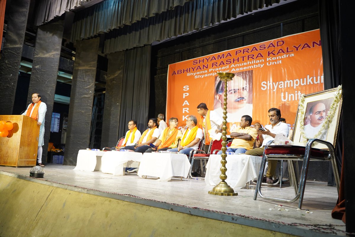 BjpScMorchaWB's tweet photo. উত্তর কলকাতা বীরেন্দ্র মঞ্চ -এ ডঃ শ্যামা প্রাসাদ মুখার্জী শীর্ষক আলোচনা সভা সম্বোধন করলেন @BJPSCMorcha প্রাক্তন রাজ্য সভাপতি এবং জননেতা @DrSudipDas https://t.co/0cQ1Us8y0G