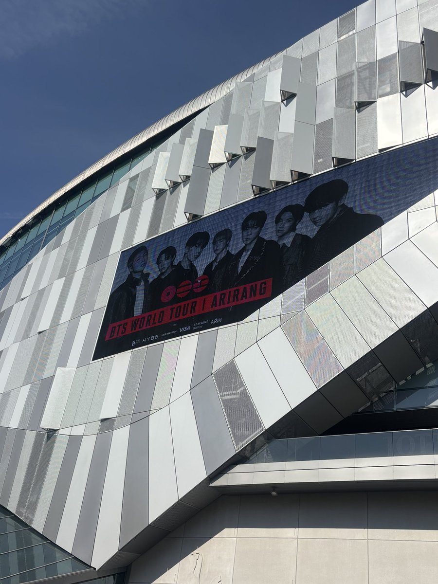 MH070689's tweet photo. BTSロンドン公演！会場の熱気がすごかった…！老若男女世界各国からファンが集まっていて改めて彼らの影響力を実感🥹 https://t.co/dUBaFXhGMn