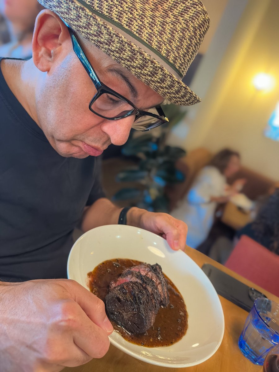 SimonMajumdar's tweet photo. #simonstares at the superb steak au poivre @electricbleula. With the warmth of the peppercorns sauce (with a shot of cognac) coating a perfectly cooked hanger steak. Lovely. https://t.co/ka8f4s7T2f