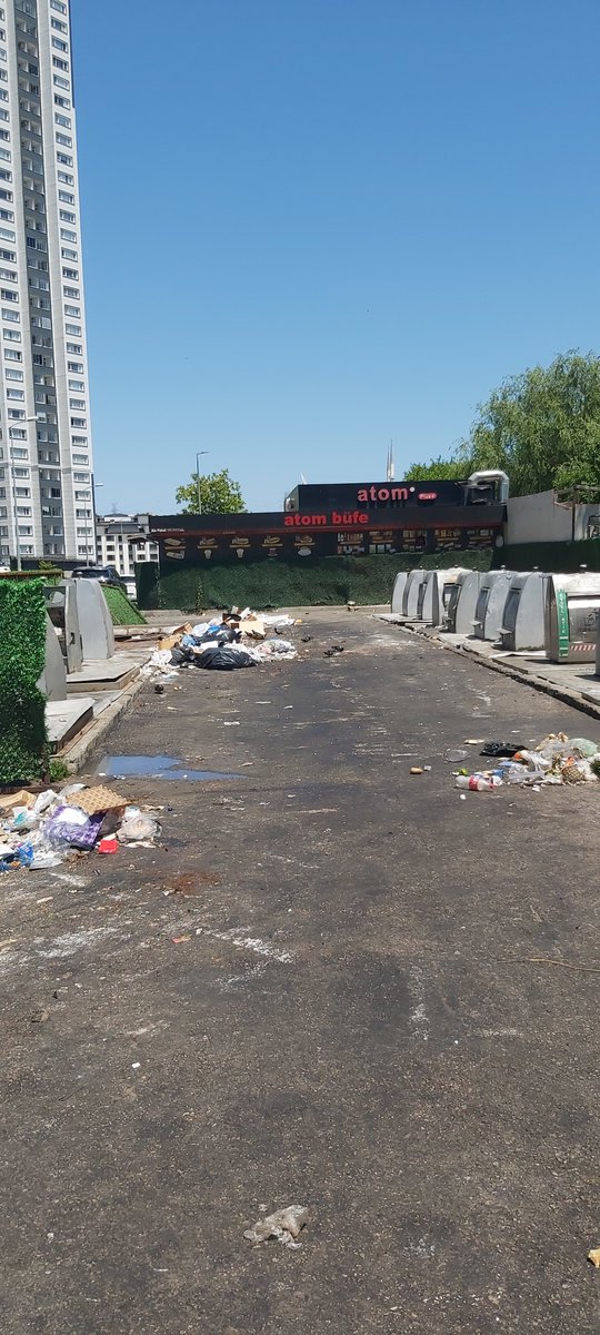 kuzuu29's tweet photo. @atasehirbld Bugün çekilen görüntü. Sabah saatlerinde çöp alınıyor gelişigüzel. Ardından oluşan manzara bu. Kırılmış konteynerler, yerlerde toplanmayan atıklar, çöp birikintileri ve etrafa yayılan pis koku. Her gün yıkanması gereken bir alan. https://t.co/dRfJTVoiIf