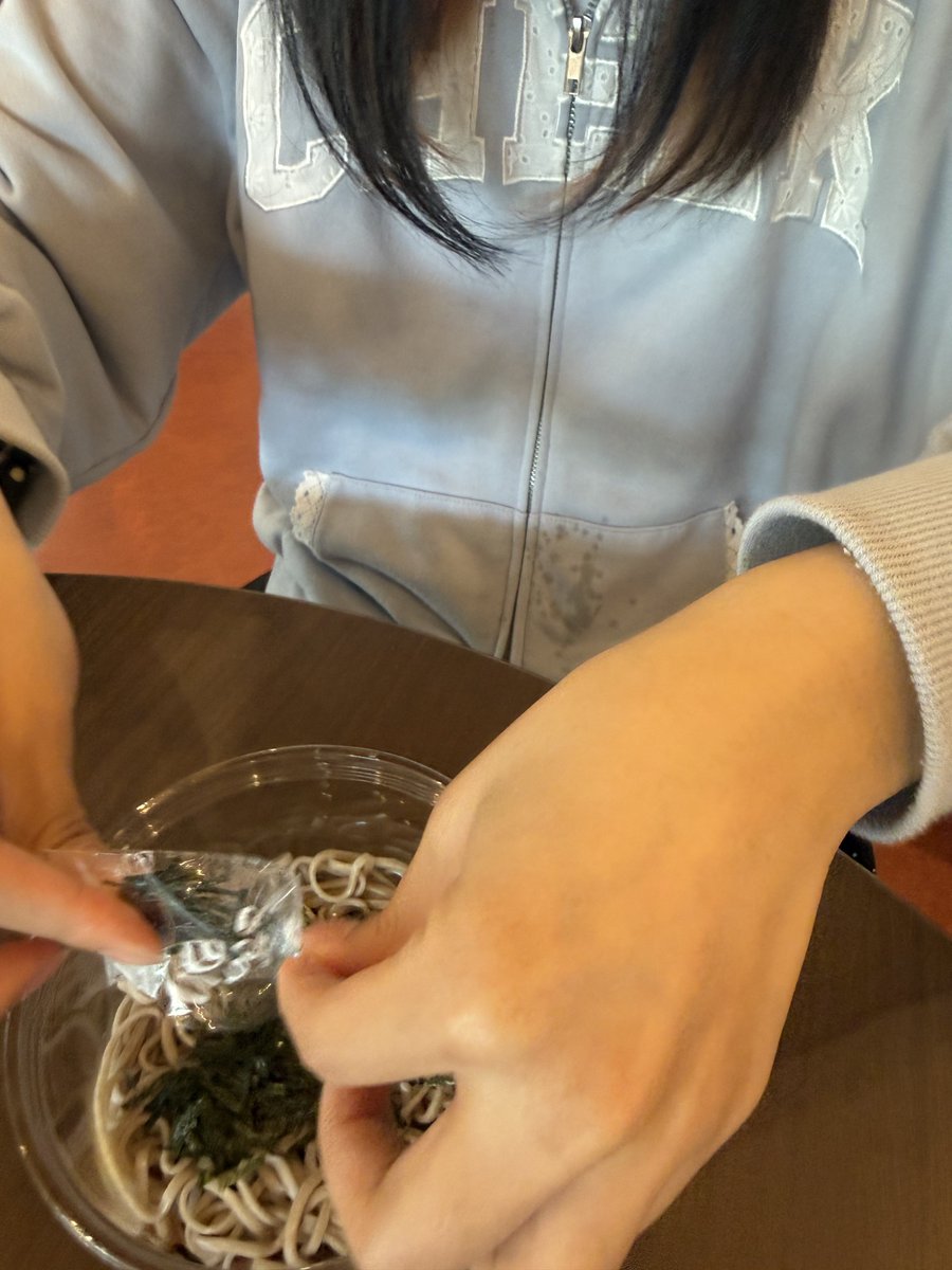 nico_cc14's tweet photo. きのう、ねるがわたしのそば作ってくれてんけど自分のパーカーにとばしてた、かわいそう。洗ったばっかりらしい、wwwwwww https://t.co/oansaOHRyY