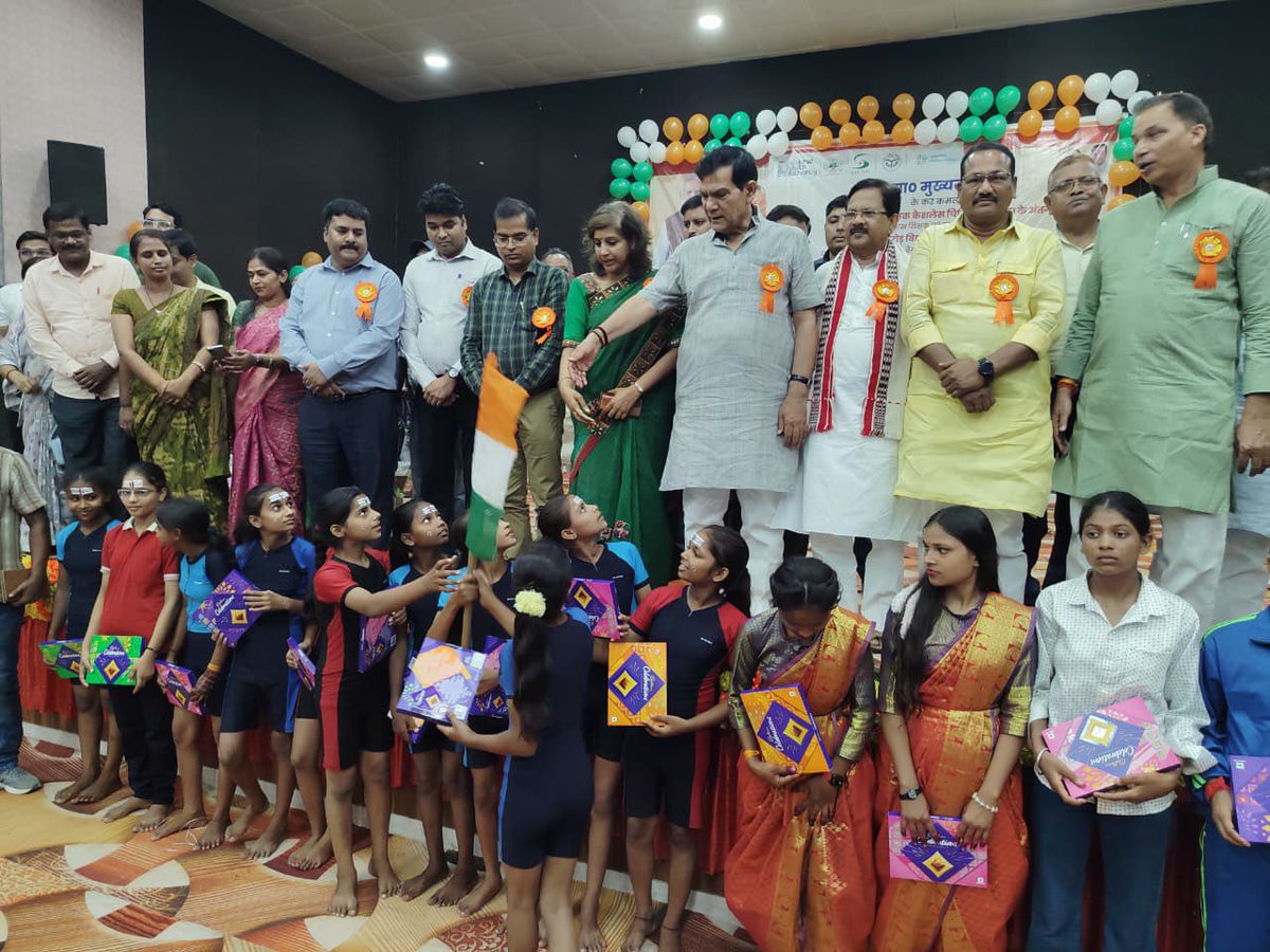 CDOMAU's tweet photo. मा. मंत्री श्री ए. के. शर्मा जी द्वारा आज बेसिक शिक्षा विभाग में कैशलेस चिकित्सा सुविधा का शुभारंभ किया गया। यह पहल शिक्षकों एवं कर्मचारियों को बेहतर, सुलभ एवं पारदर्शी स्वास्थ्य सेवाएं उपलब्ध कराने की दिशा में एक महत्वपूर्ण कदम है। https://t.co/UIhQEkH0hw