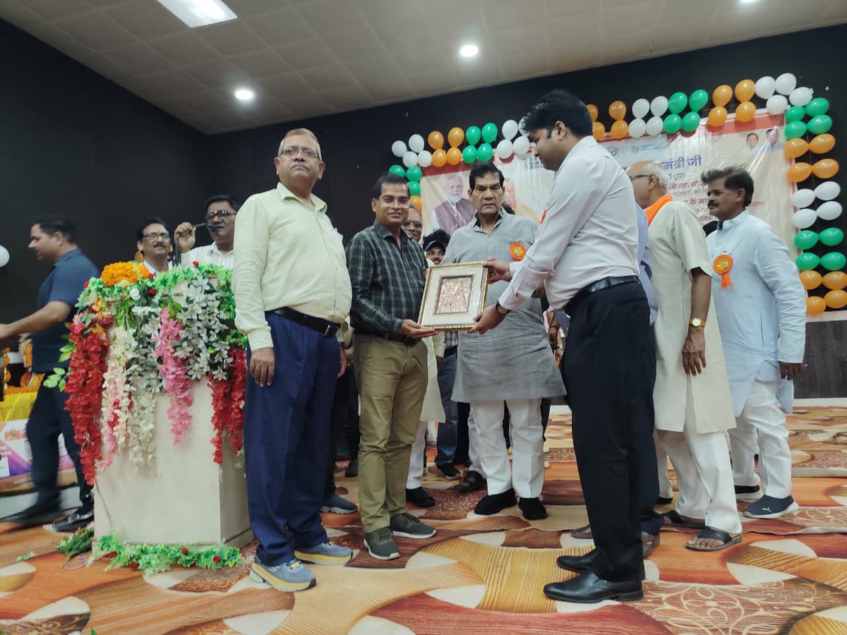 CDOMAU's tweet photo. मा. मंत्री श्री ए. के. शर्मा जी द्वारा आज बेसिक शिक्षा विभाग में कैशलेस चिकित्सा सुविधा का शुभारंभ किया गया। यह पहल शिक्षकों एवं कर्मचारियों को बेहतर, सुलभ एवं पारदर्शी स्वास्थ्य सेवाएं उपलब्ध कराने की दिशा में एक महत्वपूर्ण कदम है। https://t.co/UIhQEkH0hw