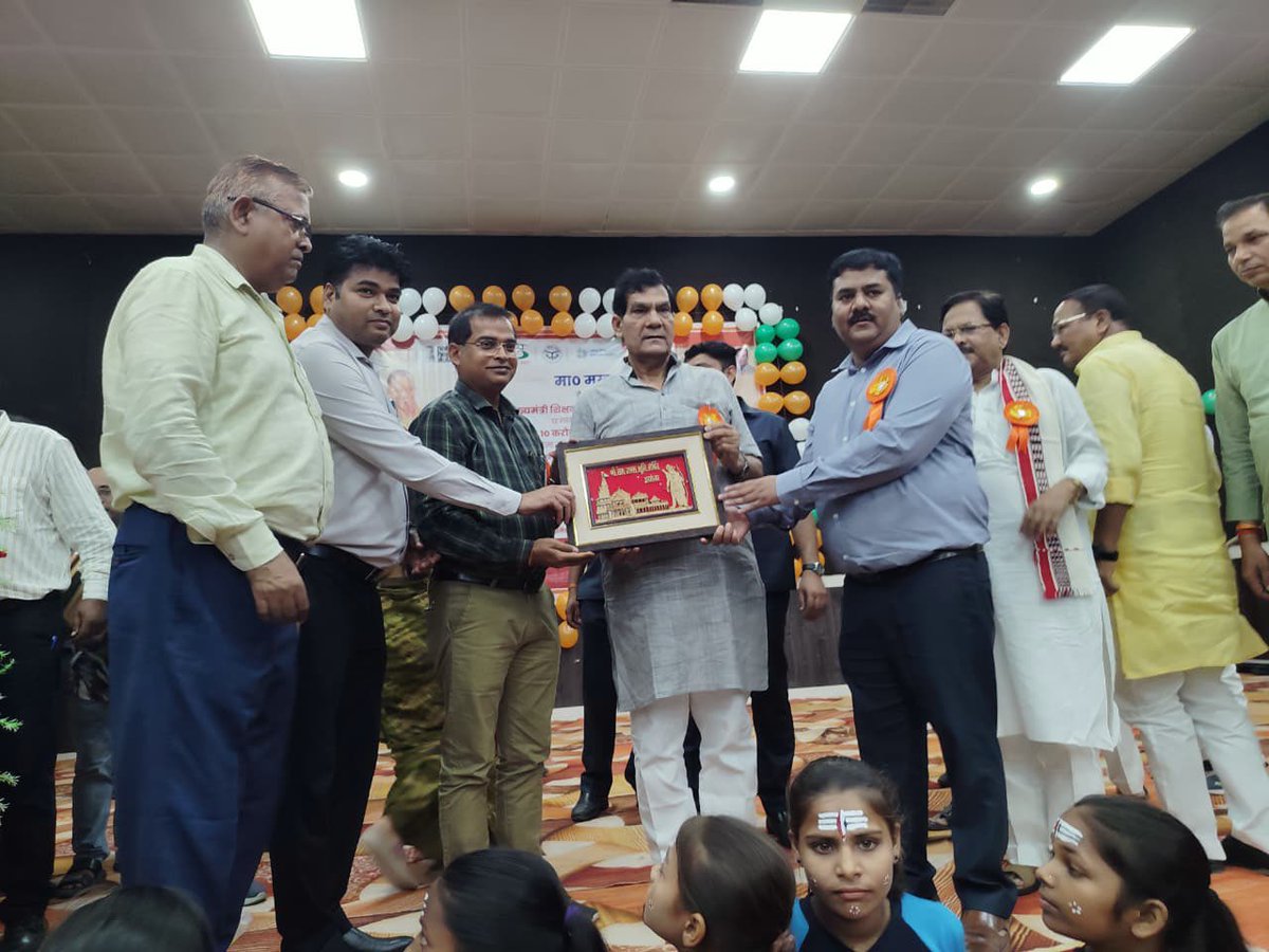 CDOMAU's tweet photo. मा. मंत्री श्री ए. के. शर्मा जी द्वारा आज बेसिक शिक्षा विभाग में कैशलेस चिकित्सा सुविधा का शुभारंभ किया गया। यह पहल शिक्षकों एवं कर्मचारियों को बेहतर, सुलभ एवं पारदर्शी स्वास्थ्य सेवाएं उपलब्ध कराने की दिशा में एक महत्वपूर्ण कदम है। https://t.co/UIhQEkH0hw