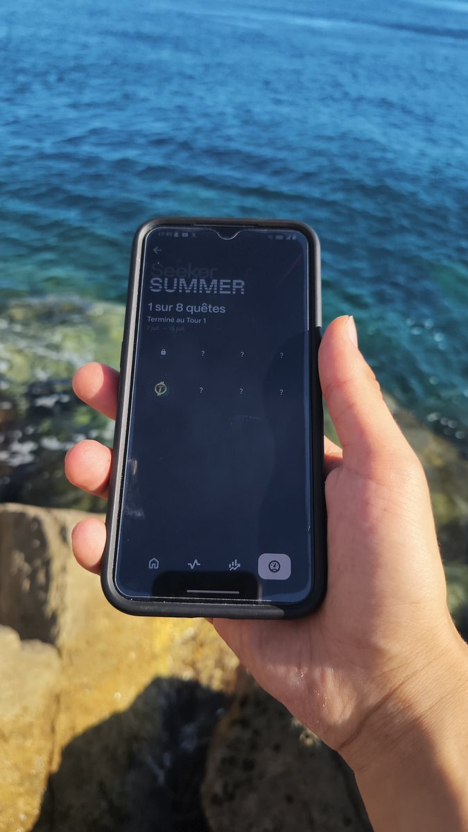 baelor_sol's tweet photo. Seeker Summer 📱☀️

What better way to start the quests than at the beach? 😎

@solanamobile at the beach 🏖️ https://t.co/2k8cm6RuxT