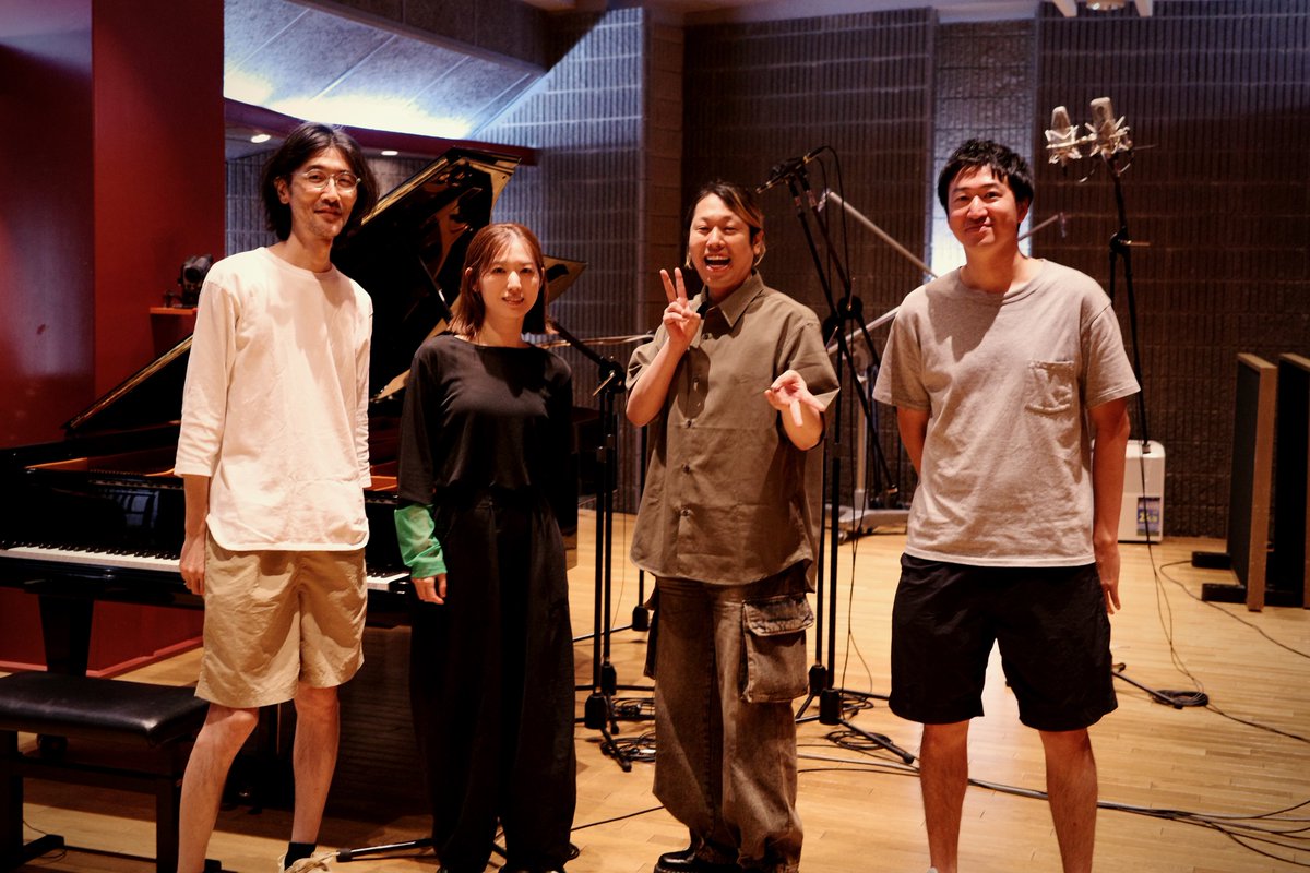 seigentokuzawa's tweet photo. ピアノは前期も担当していた持山翔子さん @shoko_mochiyama です。今回のレコーディングで初顔合わせだったけど、意思疎通がスムーズでありがたかった！
写真は右から番組Prod. 吉村拓さん、音楽Prod. ジョウダイスケ@daisque 、持山さん。
写っていないけど、レコーディングとミックスは奥田泰次。 https://t.co/wg0CpwA8iJ