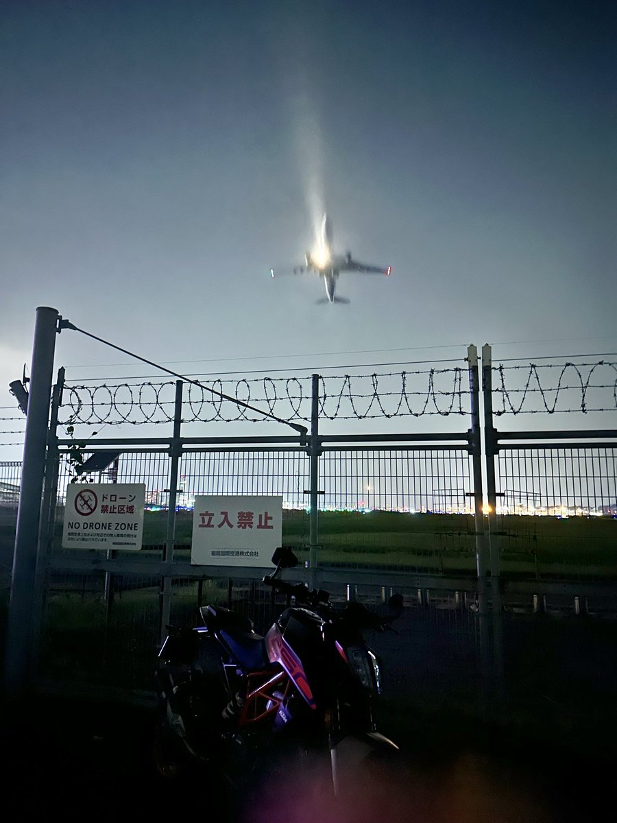 kanfu07's tweet photo. 昨日は仕事終わりで島原一周と今日は飛行機見つつコーヒーからの長浜ラーメンでやっとDUKEの新車慣らし運転終了🏍️
#やっとエンジン回せる 
#今夜も睡眠時間４時間 
#明日てか今日も仕事 https://t.co/fKTNPOpkGE