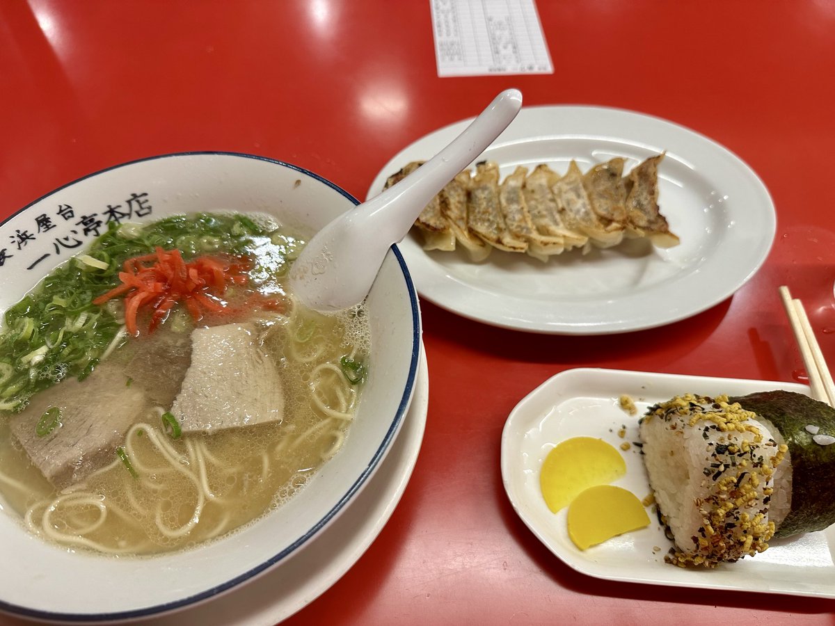 kanfu07's tweet photo. 昨日は仕事終わりで島原一周と今日は飛行機見つつコーヒーからの長浜ラーメンでやっとDUKEの新車慣らし運転終了🏍️
#やっとエンジン回せる 
#今夜も睡眠時間４時間 
#明日てか今日も仕事 https://t.co/fKTNPOpkGE