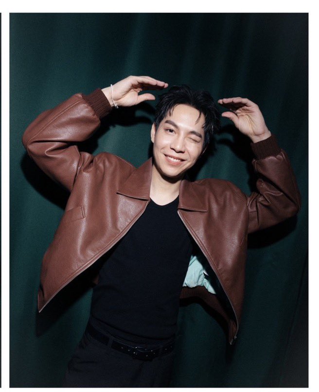 FK_Happiness3's tweet photo. Look at him 🥰
#FirstFanSigninSuzhou
#GMMTV https://t.co/P7Y6Sr7NLR