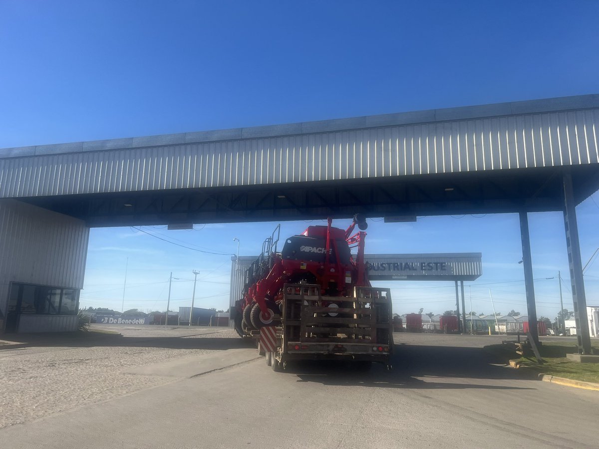 CapisanoCesar's tweet photo. Recién salgo del Área Industrial de Las Parejas, fui a buscar un pago, y pregunto en portería 
-Donde va esa maquinaria? Me respondió: 
-a Salta … y agregó: “desde que yo estoy acá (unos 23 años) creo que jamás se vendieron tantas sembradoras como este 2026”!!! https://t.co/ZZxY8aAaTW