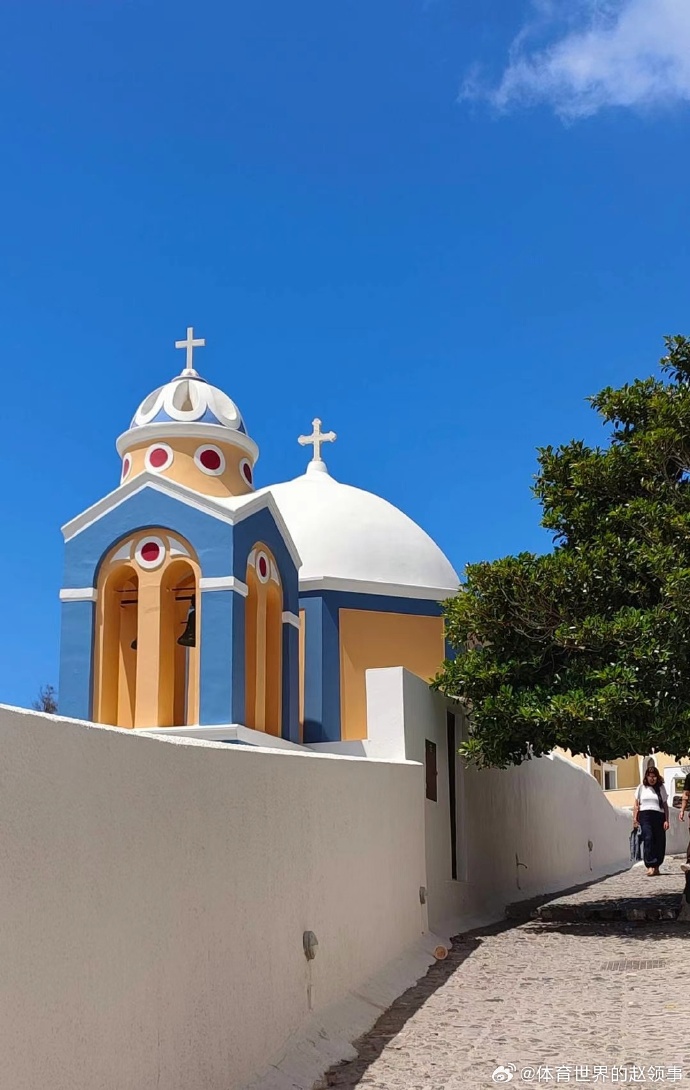 monanarchie's tweet photo. Just watched the sunset paint Santorini’s white buildings pink and gold—this view isn’t just pretty, it’s my heart’s favorite stop  #GreeceTravel， https://t.co/sc2SriLB2b