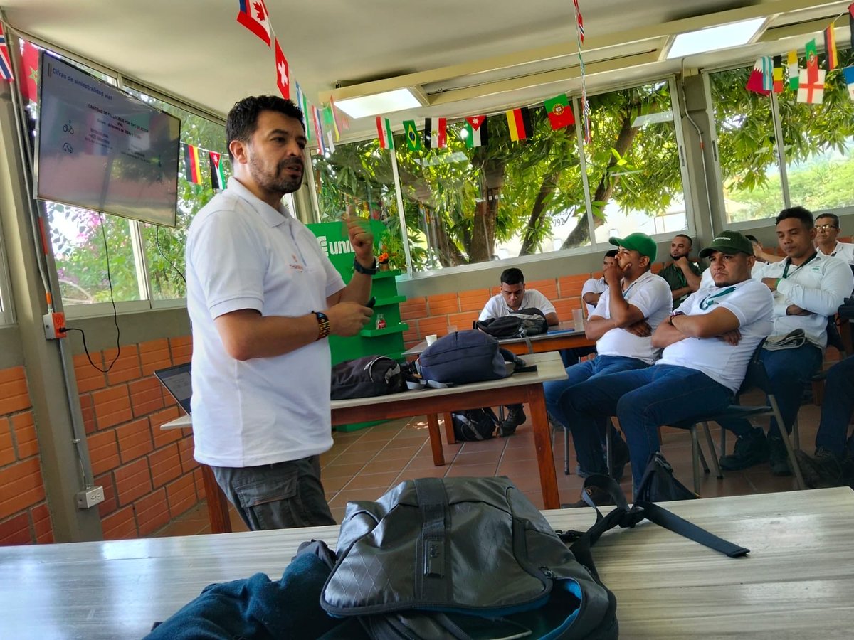 ansvcol's tweet photo. En la Zona Bananera de Santa Marta, junto a UNIBAN, desarrollamos una jornada teórico-práctica dirigida a motociclistas, fortaleciendo conocimientos y habilidades para una conducción más segura.

A través de la pedagogía, promovimos la importancia del uso correcto de los elementos de protección, la conducción preventiva, el respeto por las normas de tránsito y la toma de decisiones responsables en la vía. Porque cada buena práctica que se aprende y se aplica puede marcar la diferencia entre llegar o no a casa.

Seguimos recorriendo el país para llevar la seguridad vial a más territorios, convencidos de que la educación transforma comportamientos y salva vidas.

#NosMovemosPorLaVida #SeguridadVial #Motociclistas #EducaciónVial #LaVidaEsPrimero