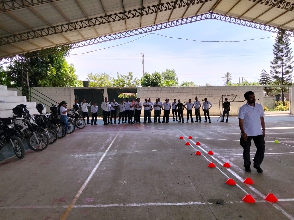 ansvcol's tweet photo. En la Zona Bananera de Santa Marta, junto a UNIBAN, desarrollamos una jornada teórico-práctica dirigida a motociclistas, fortaleciendo conocimientos y habilidades para una conducción más segura.

A través de la pedagogía, promovimos la importancia del uso correcto de los elementos de protección, la conducción preventiva, el respeto por las normas de tránsito y la toma de decisiones responsables en la vía. Porque cada buena práctica que se aprende y se aplica puede marcar la diferencia entre llegar o no a casa.

Seguimos recorriendo el país para llevar la seguridad vial a más territorios, convencidos de que la educación transforma comportamientos y salva vidas.

#NosMovemosPorLaVida #SeguridadVial #Motociclistas #EducaciónVial #LaVidaEsPrimero