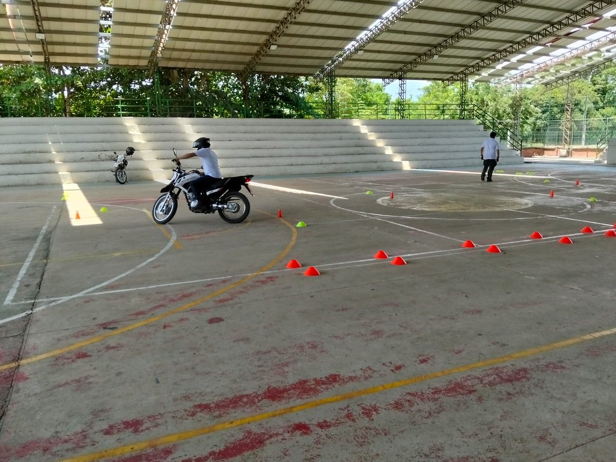 ansvcol's tweet photo. En la Zona Bananera de Santa Marta, junto a UNIBAN, desarrollamos una jornada teórico-práctica dirigida a motociclistas, fortaleciendo conocimientos y habilidades para una conducción más segura.

A través de la pedagogía, promovimos la importancia del uso correcto de los elementos de protección, la conducción preventiva, el respeto por las normas de tránsito y la toma de decisiones responsables en la vía. Porque cada buena práctica que se aprende y se aplica puede marcar la diferencia entre llegar o no a casa.

Seguimos recorriendo el país para llevar la seguridad vial a más territorios, convencidos de que la educación transforma comportamientos y salva vidas.

#NosMovemosPorLaVida #SeguridadVial #Motociclistas #EducaciónVial #LaVidaEsPrimero