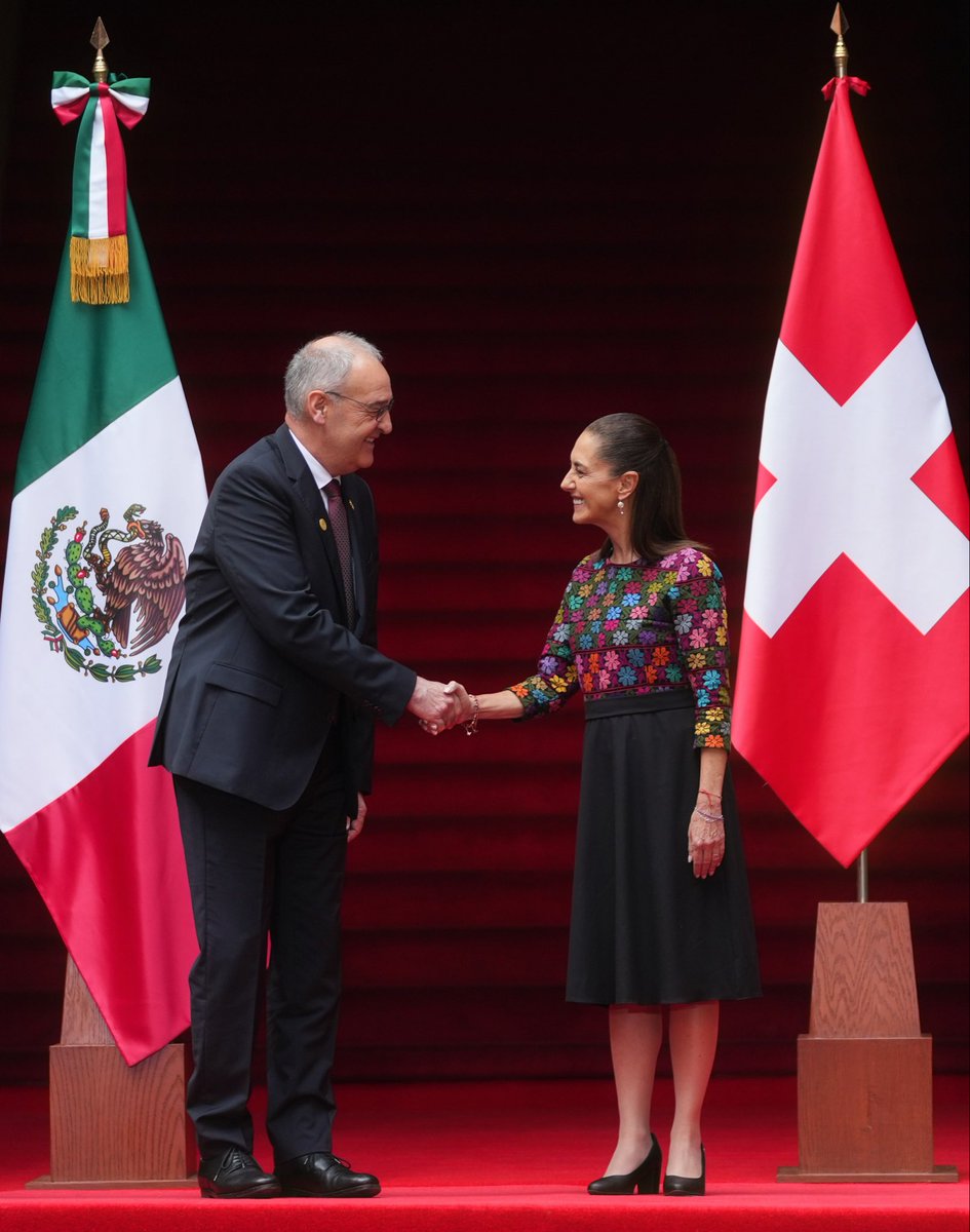 GobiernoMX's tweet photo. En Palacio Nacional, la presidenta @Claudiashein recibe al presidente de la Confederación Suiza, Guy Parmelin; conversarán sobre nuevas inversiones en México y el fortalecimiento de la relación bilateral. https://t.co/KwbPV5J7oc