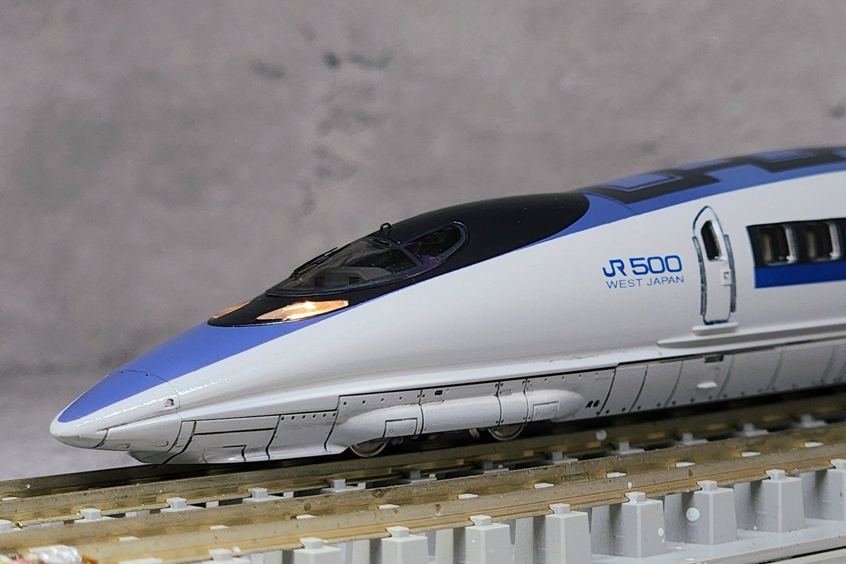 captrain3's tweet photo. kato #500系 をスタイリッシュに加工
段差のあった屋根パーツの裏側を削りマイクロばりに接着剤で固定(一応Gクリアで固定しているので脱着は可能)
さらに先端部にかけて一直線になるように再塗装
かなり見映えは良くなったとは思いますが完全には無理でした
青塗装ついでに先っぽ伸ばしました https://t.co/BE2iCuIEyY