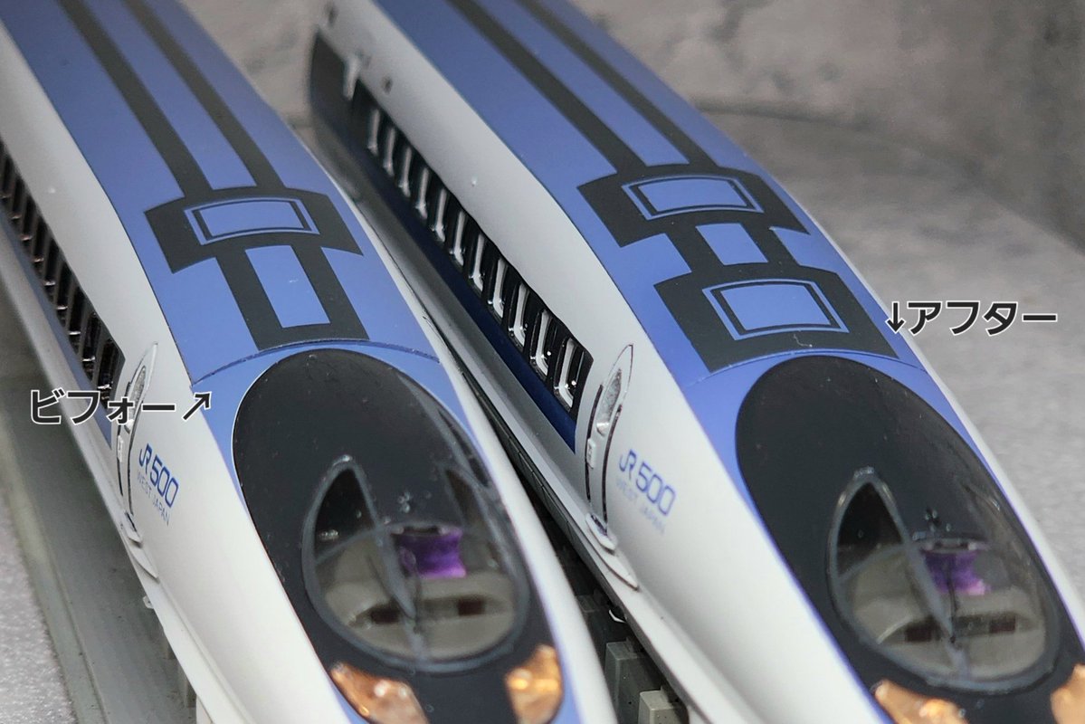 captrain3's tweet photo. kato #500系 をスタイリッシュに加工
段差のあった屋根パーツの裏側を削りマイクロばりに接着剤で固定(一応Gクリアで固定しているので脱着は可能)
さらに先端部にかけて一直線になるように再塗装
かなり見映えは良くなったとは思いますが完全には無理でした
青塗装ついでに先っぽ伸ばしました https://t.co/BE2iCuIEyY