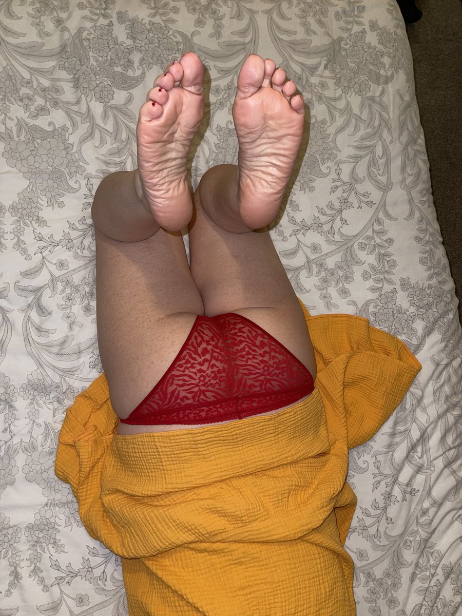 sexyGILF69's tweet photo. Just showing off the soles of my feet! 😊😈
Please RT😊 https://t.co/Vwwx05jtbv