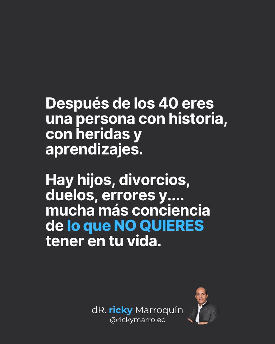 rickymarrolec's tweet photo. Salir a citas después de los 40 se siente extraño, y sencillamente es porque ya no eres la misma persona que antes, ya no eres adolescente cegada por las hormonas.

Ya no sales con la ingenuidad de los 20.
Sales con historia.
Con cicatrices.
Con más criterio.
Y también con menos paciencia para perder el tiempo.

A esta edad no basta con que alguien te guste.

Necesitas ver estas cosas:
¿Tiene carácter?
¿Sabe sostener una conversación difícil?
¿Está emocionalmente disponible o solo quiere compañía?
¿Tiene una fe real o solo lenguaje cristiano?
¿Quiere construir algo serio o solo llenar un vacío?

No estás tarde en la historia del amor.
Pero tampoco estás para repetir una historia que ya sabes cómo termina.
(Y si le das sexo antes de casarte, ya sabes cómo termina)

Sal con esperanza, sí.
Pero también con discernimiento.

Guarda tu corazón.
No lo entregues fácilmente, pero tampoco lo entierres.

Porque Dios todavía puede escribir una historia hermosa, pero una parte de esa historia también depende de que tú aprendas a elegir mejor.