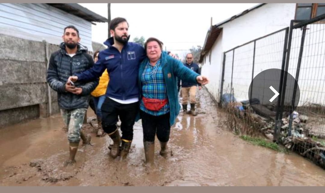 sepulvedamon's tweet photo. Así andaba el presidente Boric, mientras el peor presidente de la historia de Chile en cerro castillo  sin importarle una mierda lo que está sucediendo con los compatriotas en el sur Sus secuaces mintiendo en tv que todo está controlado sin haber puesto un pie en la zona 😡 https://t.co/aWM1LkGsx4